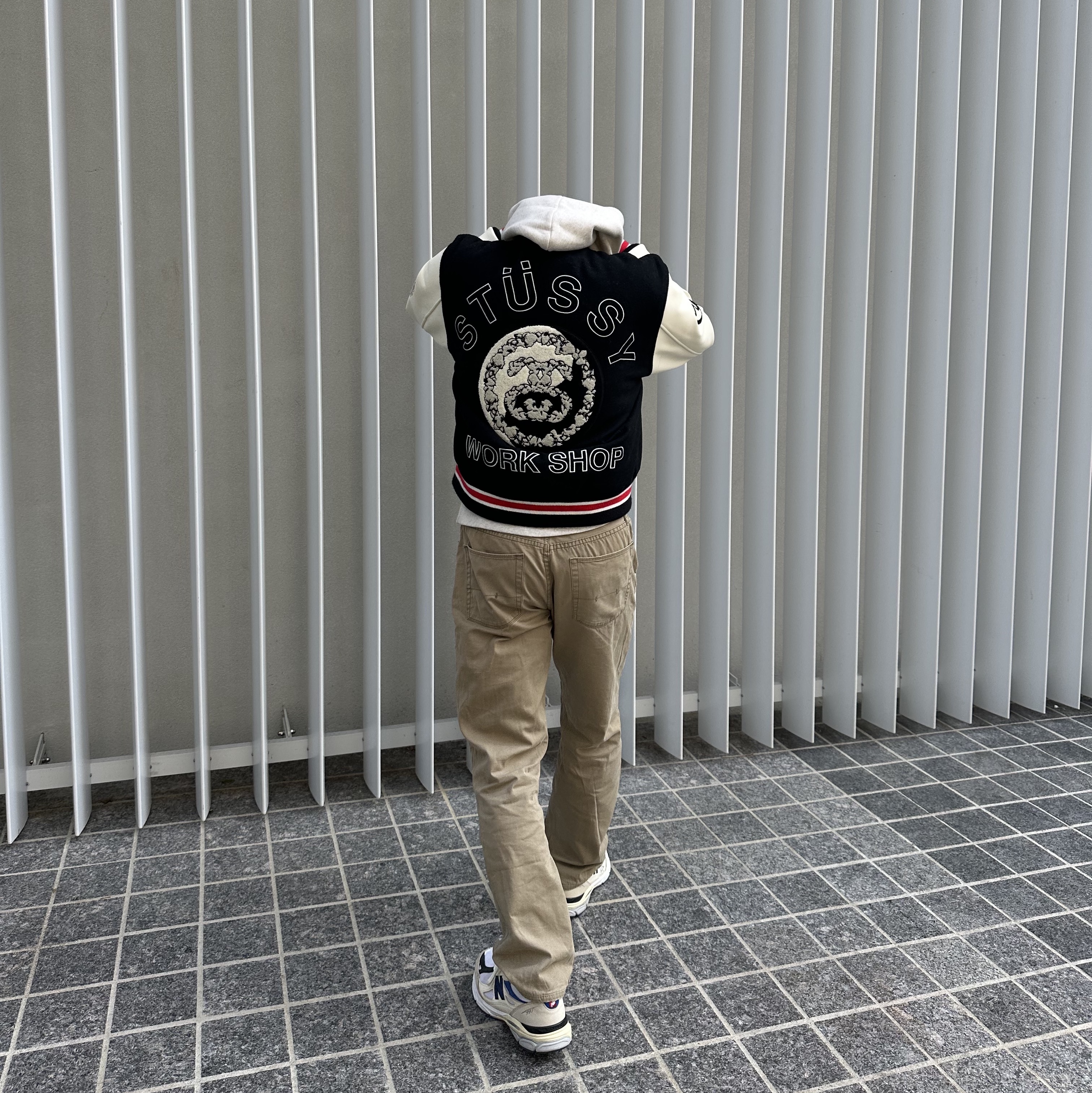 Stussy x Our Legacy x Denim Tears TTL Varsity Jacket Black, New Balance 990v3 Made in USA White Blue 착용 스타일 - 2