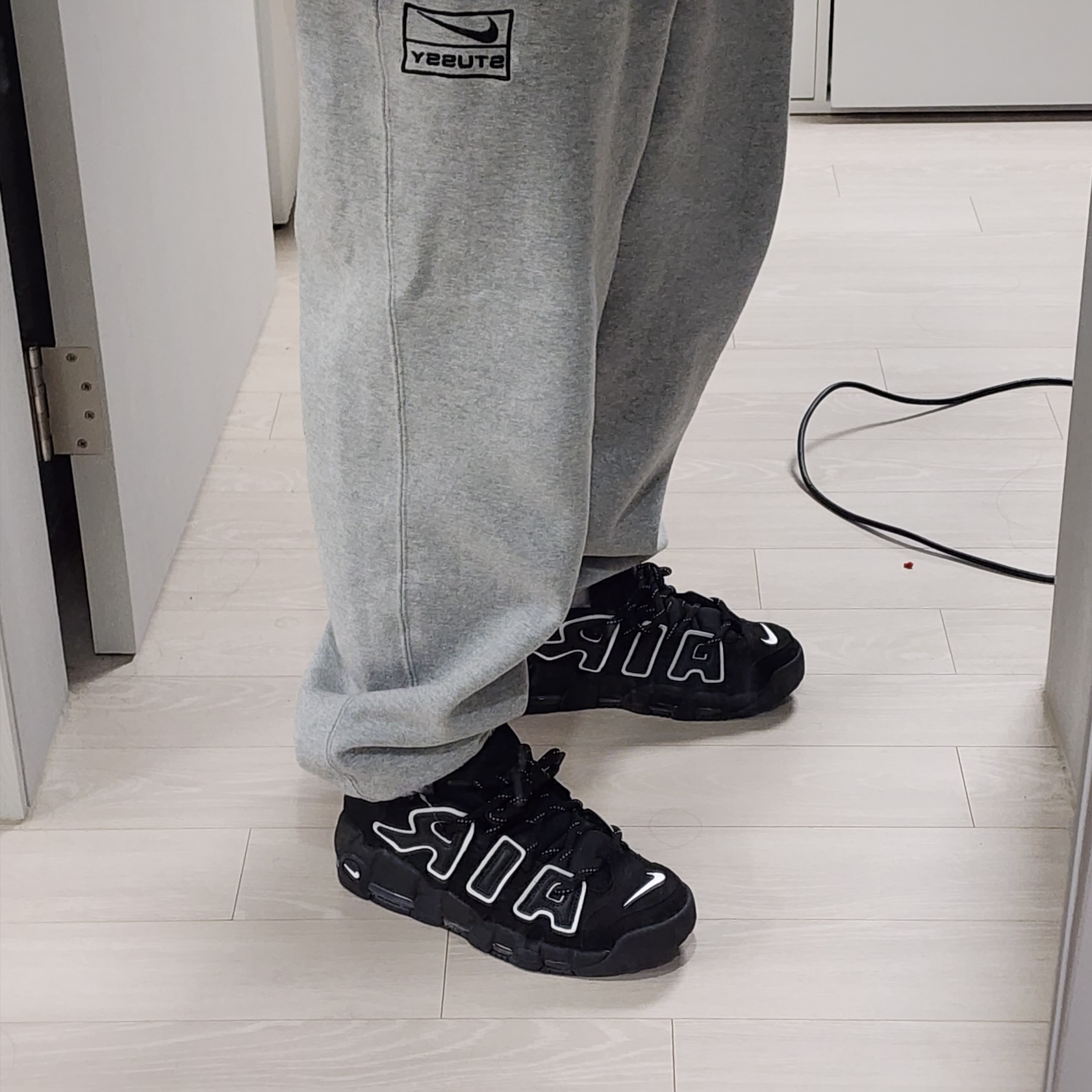 Nike x Ambush Air More Uptempo Low Black and White, Nike x Stussy NRG Fleece Pants Dark Grey Heather (DO9340-063) 착용 스타일 - 1
