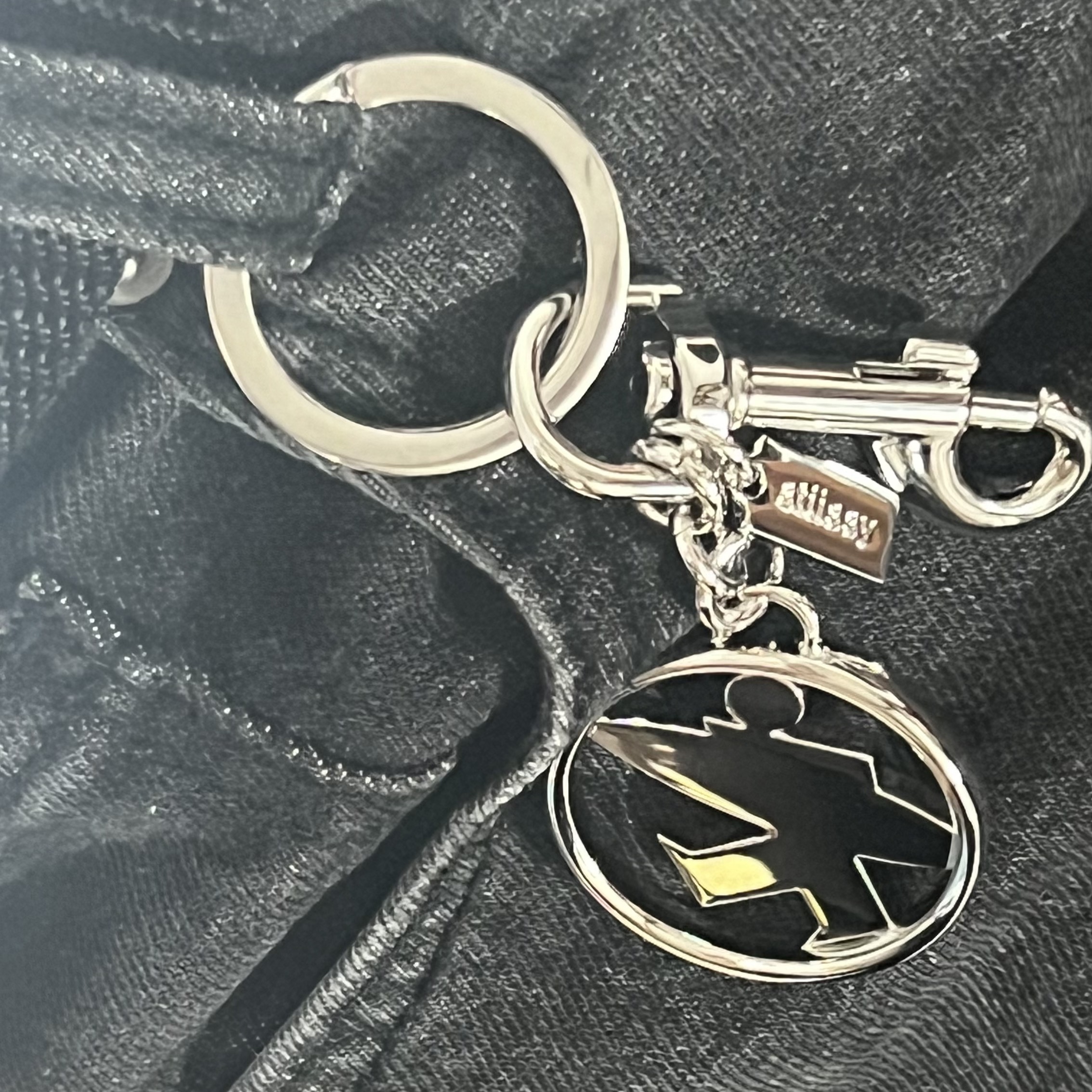 Stussy Surfman Keychain Silver 착용 스타일 - 2
