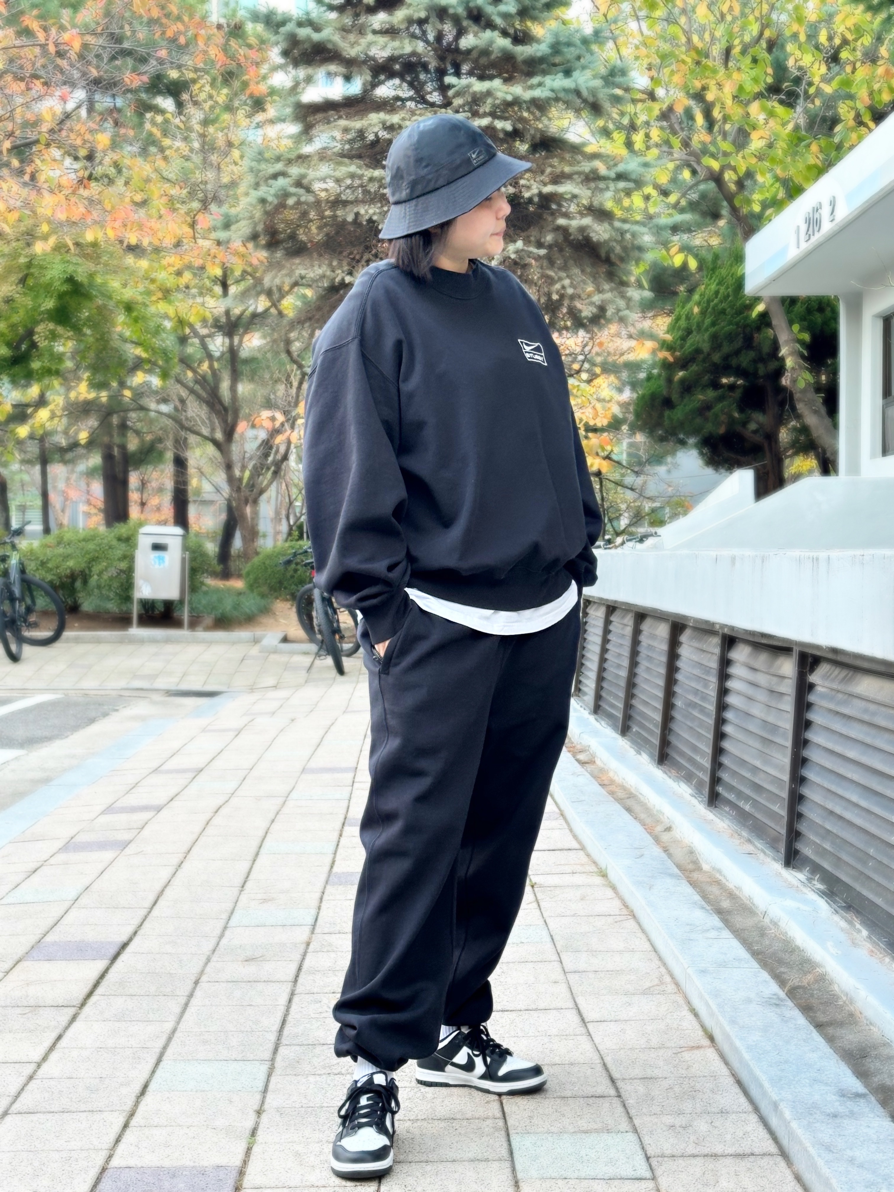 Nike x Stussy NRG Washed Fleece Pants Black (DO5296-010), Nike x Stussy NRG Washed Fleece Crewneck Black (DO5310-010) 착용 스타일