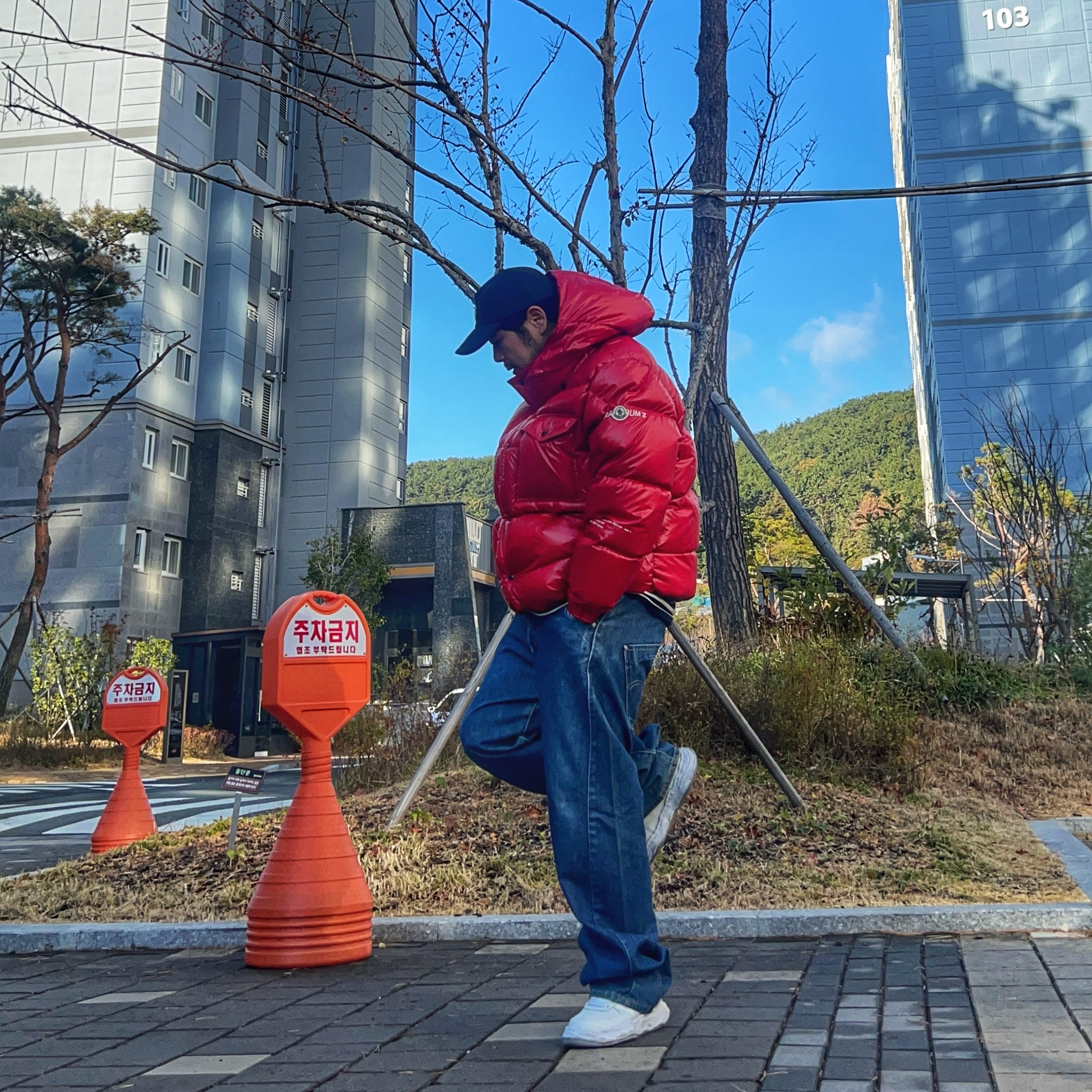 Moncler x Fragment Anthemium Short Down Jacket Cherry Red - 22FW, Maison Mihara Yasuhiro Wayne OG Sole Washed Canvas Low-top Sneakers White 착용 스타일 - 1