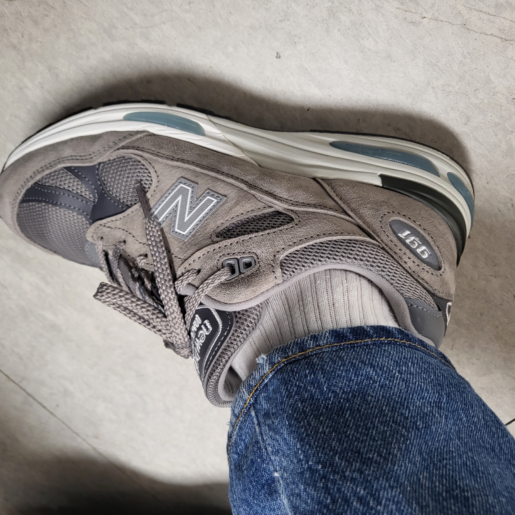 New Balance 991v2 Made in UK Rock Ridge Alloy Silver 착용 스타일 - 2