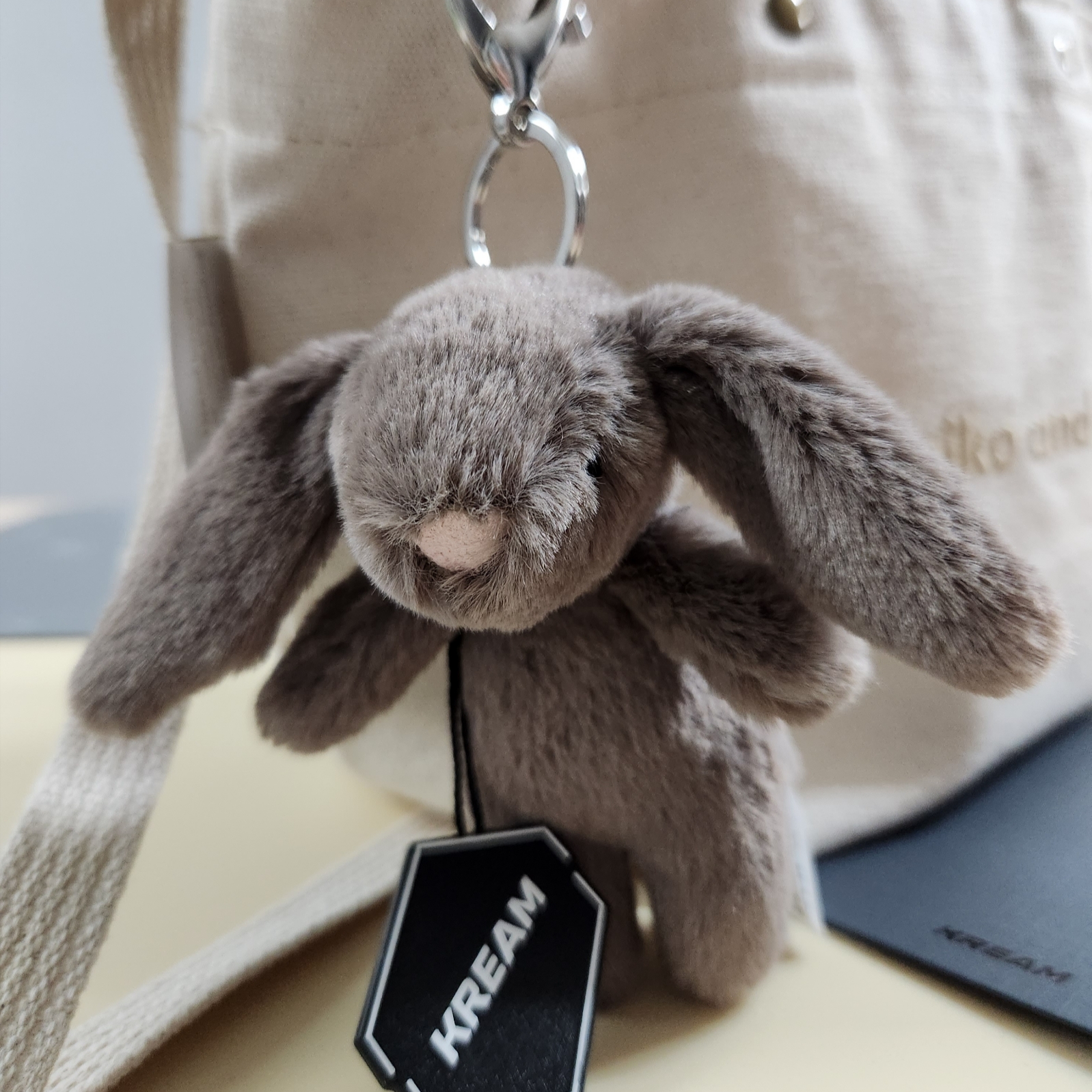 Jellycat Bashful Bunny Truffle Bag Charm Brown 착용 스타일 - 1