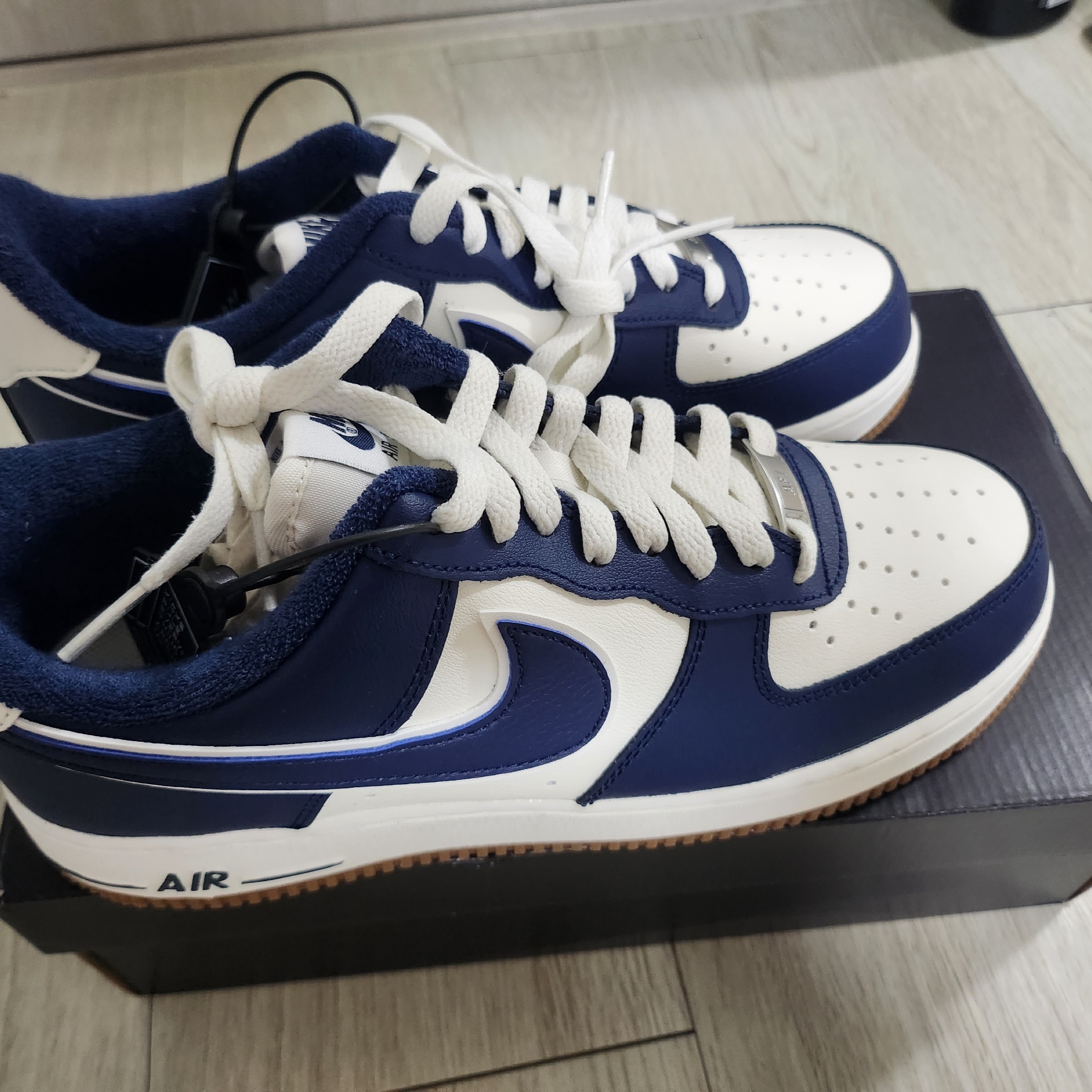 Nike Air Force 1 '07 LV8 Midnight Navy 착용 스타일 - 1