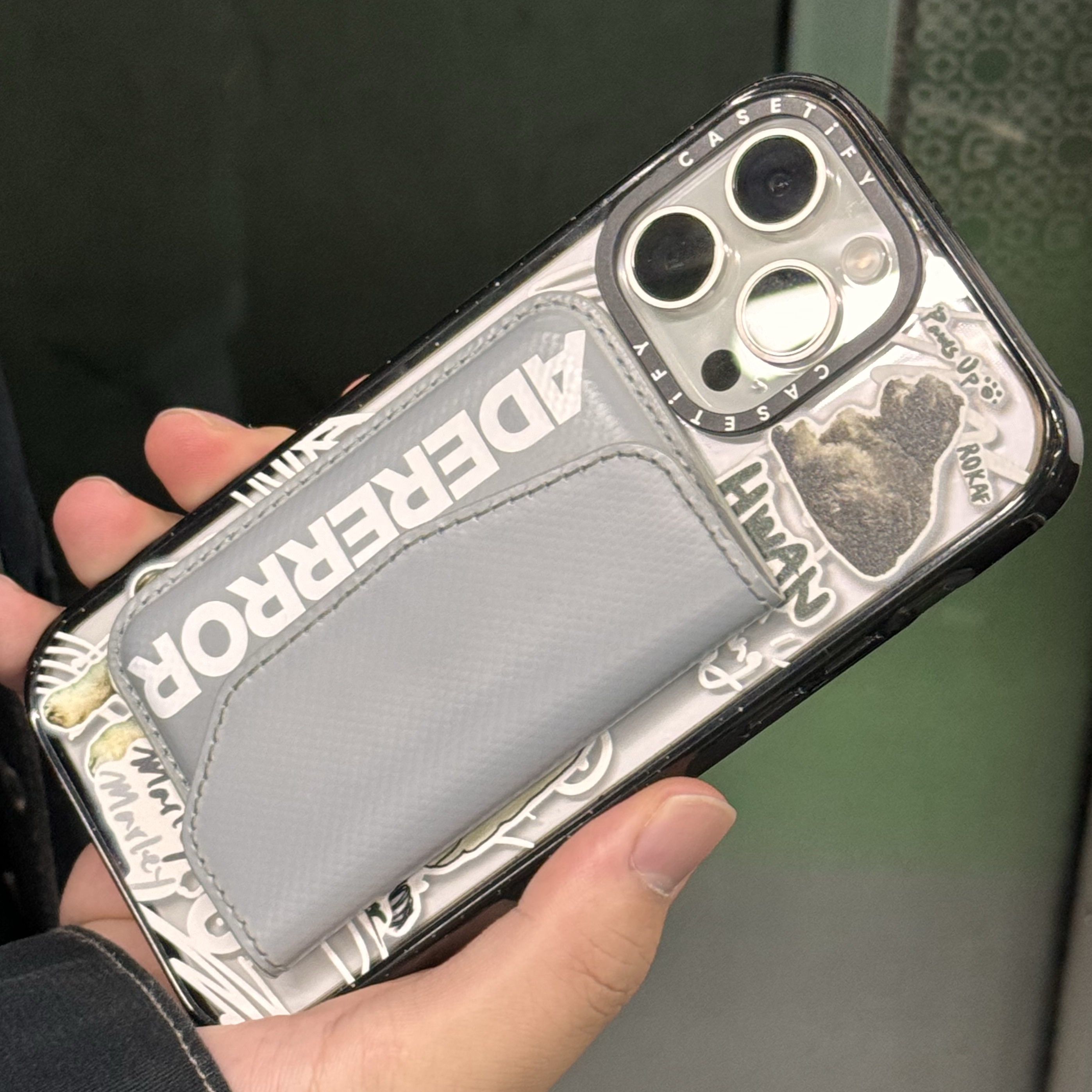 Ader Error Standic Magsafe Wallet Grey 착용 스타일