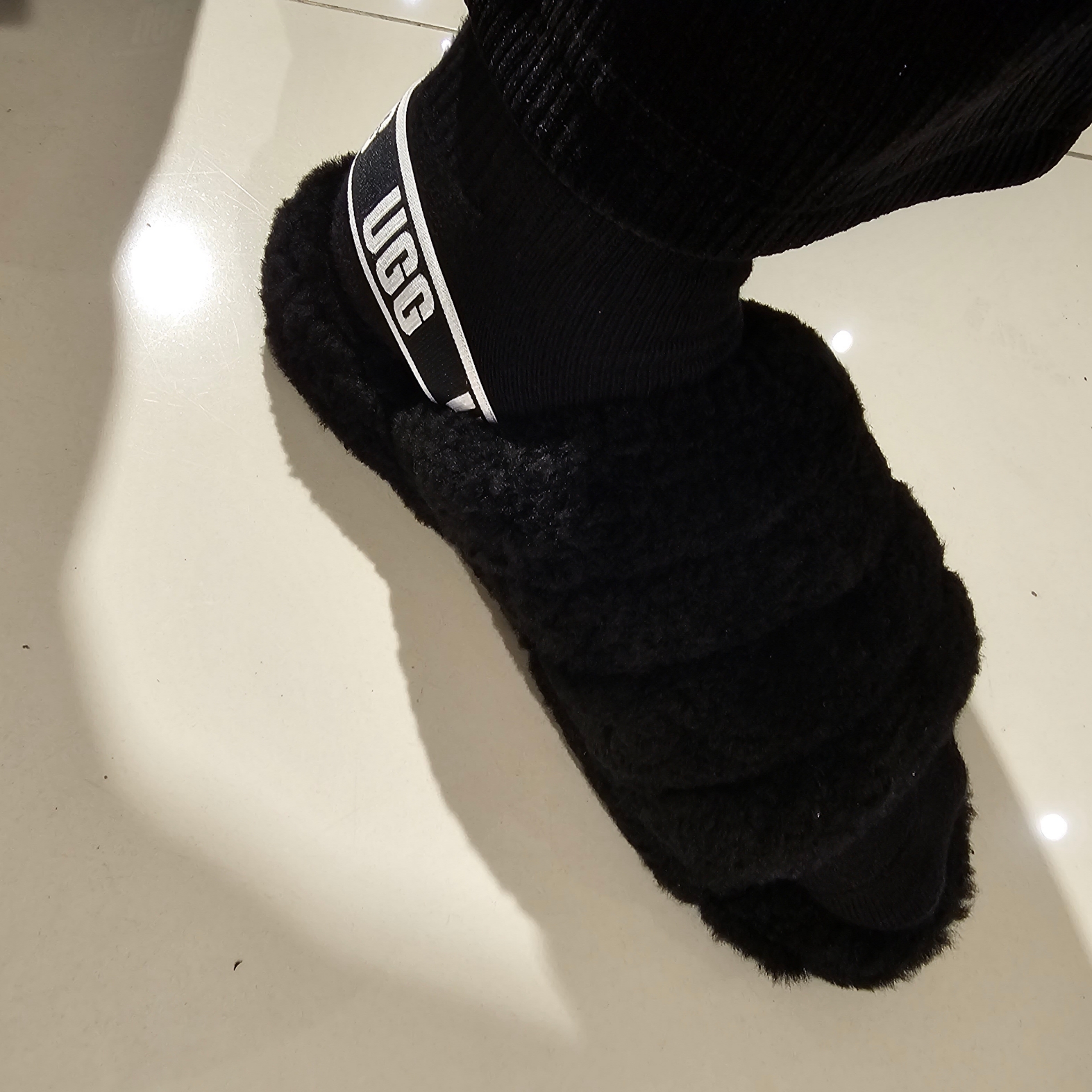 (W) UGG Fluff Yeah Slide Black 착용 스타일 - 2