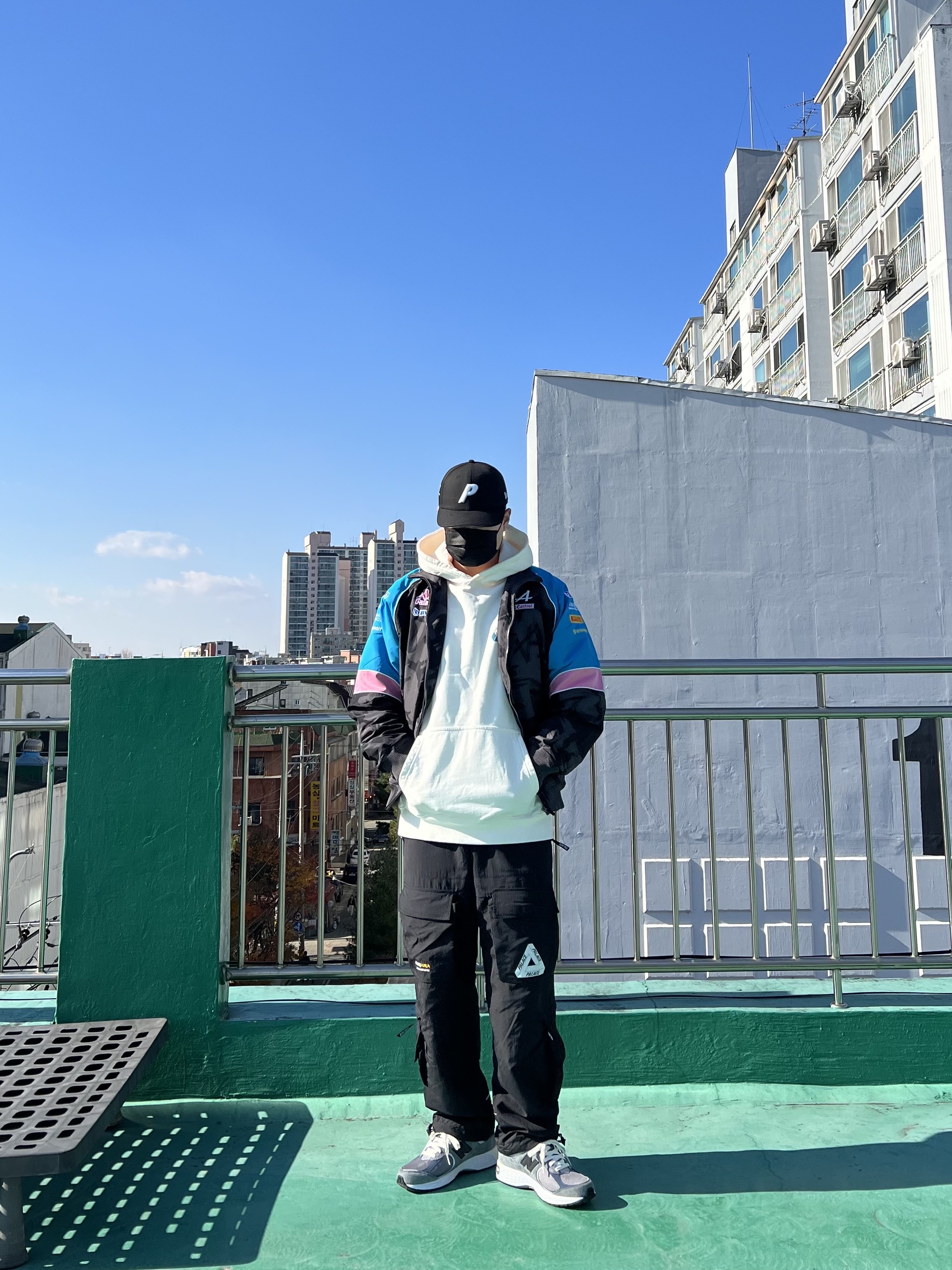 Palace New Era Low Profile P 9Fifty Black - 23FW, Palace Reacto Tri-Ferg Hood White - 23SS 착용 스타일 - 1