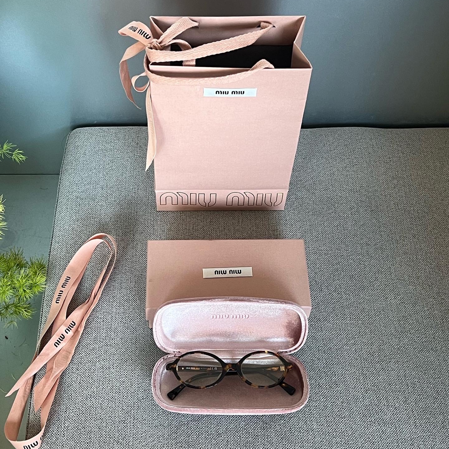 (W) Miu Miu Regard sunglasses Blue Lenses Honey Tortoiseshell Acetate Alternative fit 착용 스타일 - 4