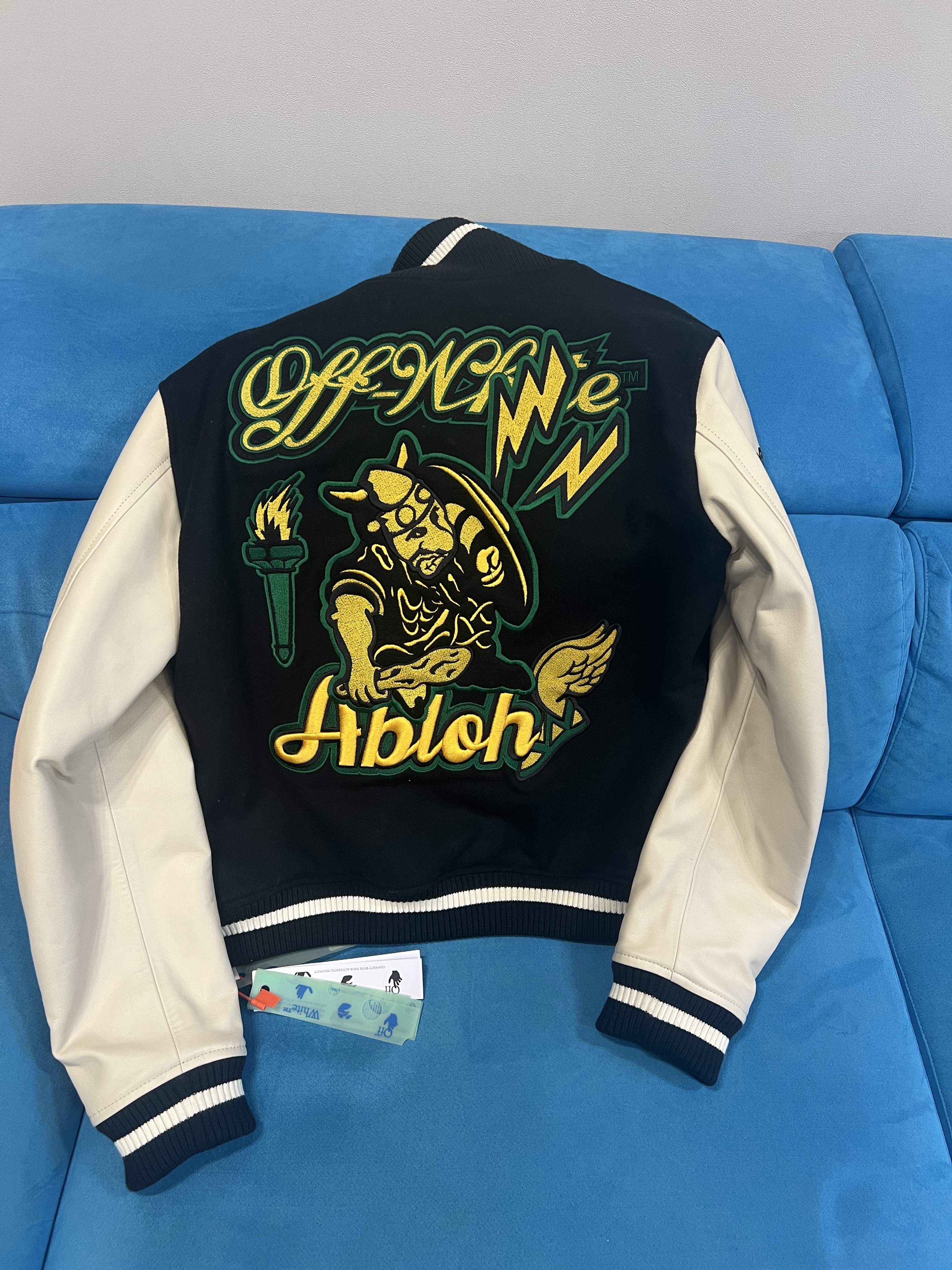 Off-White Graphics Leather Varsity Jacket Black Yellow 착용 스타일 - 2