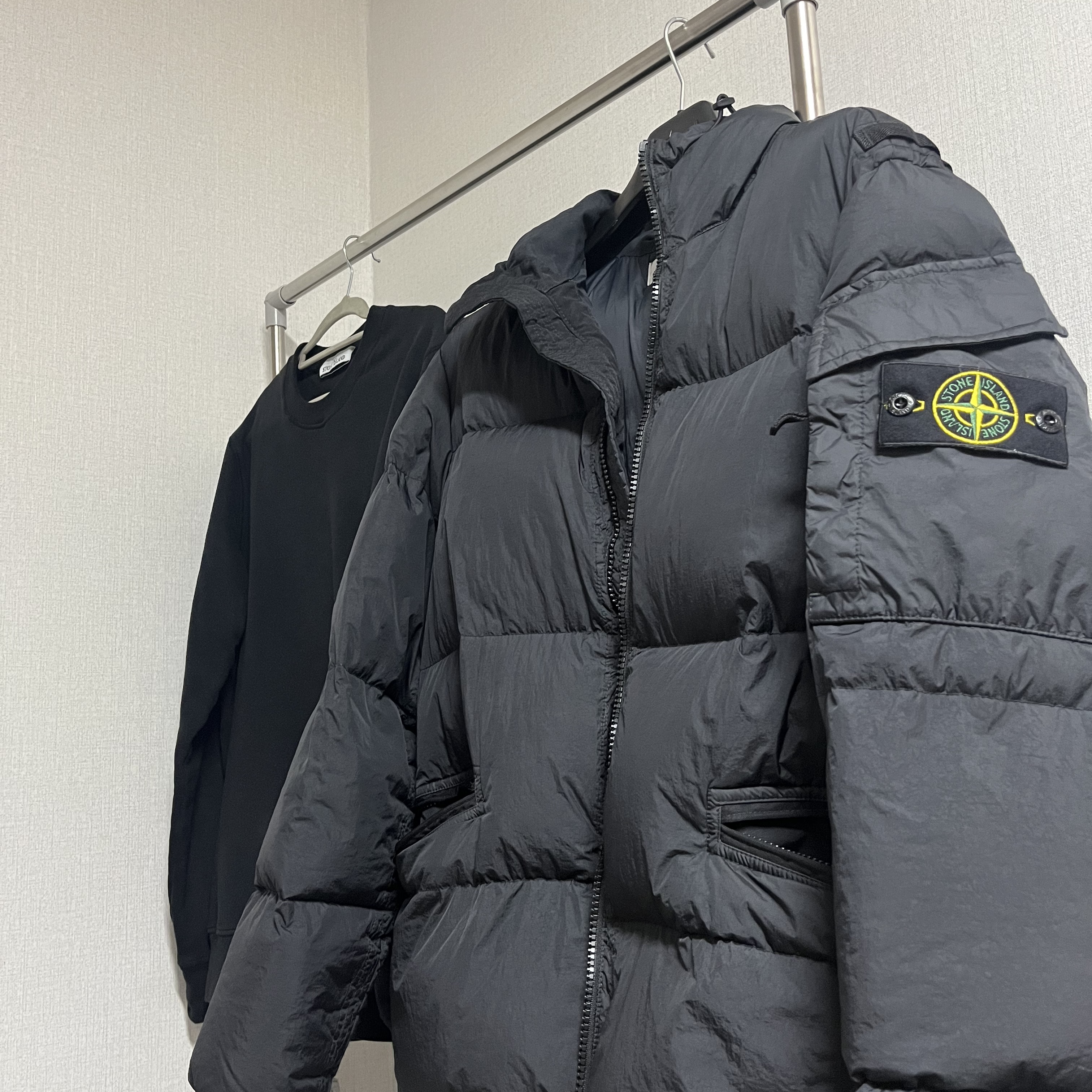 Stone Island 40223 Garment Dyed Crinkle Reps Down Jacket Black - 22FW, Stone Island 63020 Crewneck Sweatshirt Black - 22FW 착용 스타일