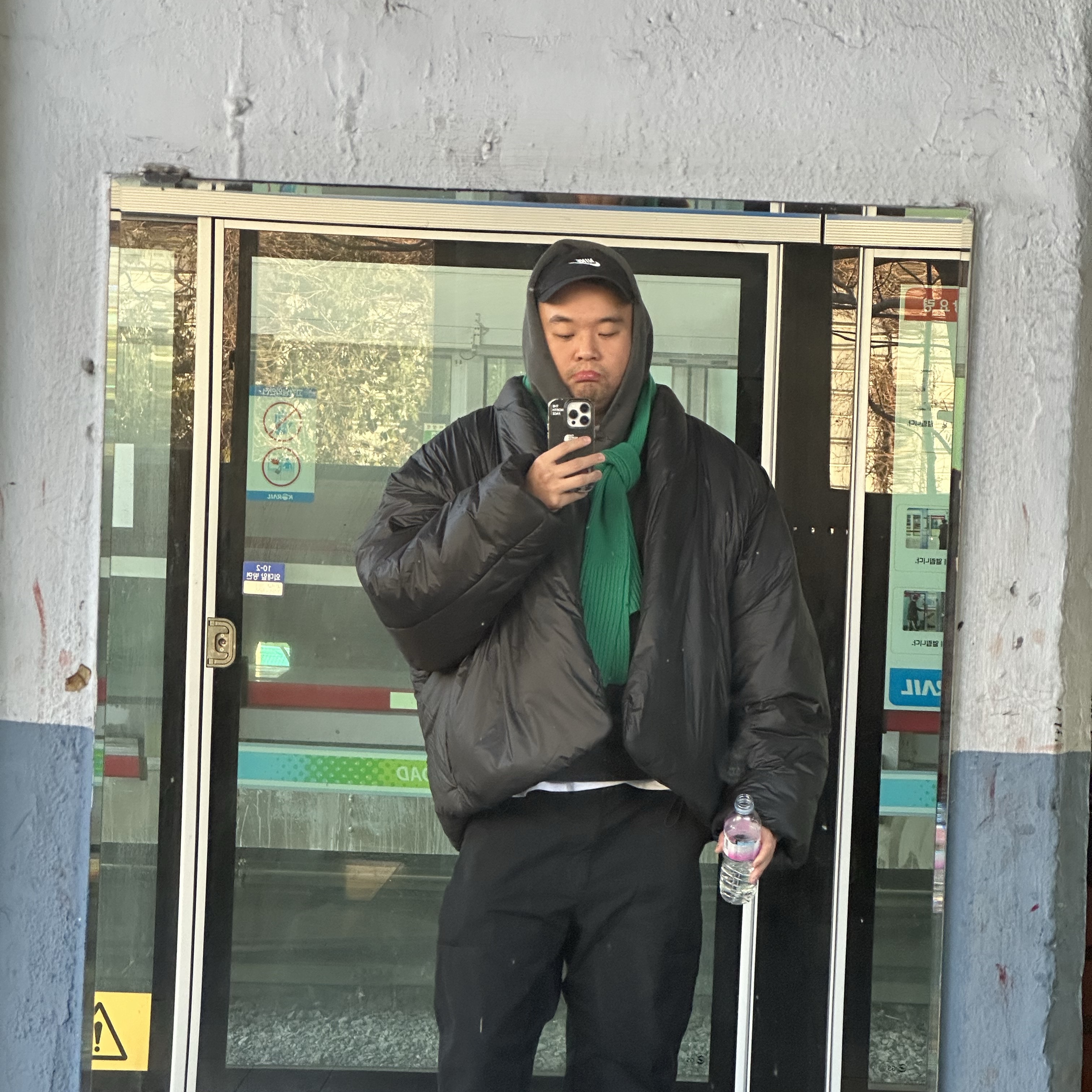 Yeezy Gap Engineered By Balenciaga Round Jacket 2 Black, Stussy Soda Can T-Shirt White 착용 스타일