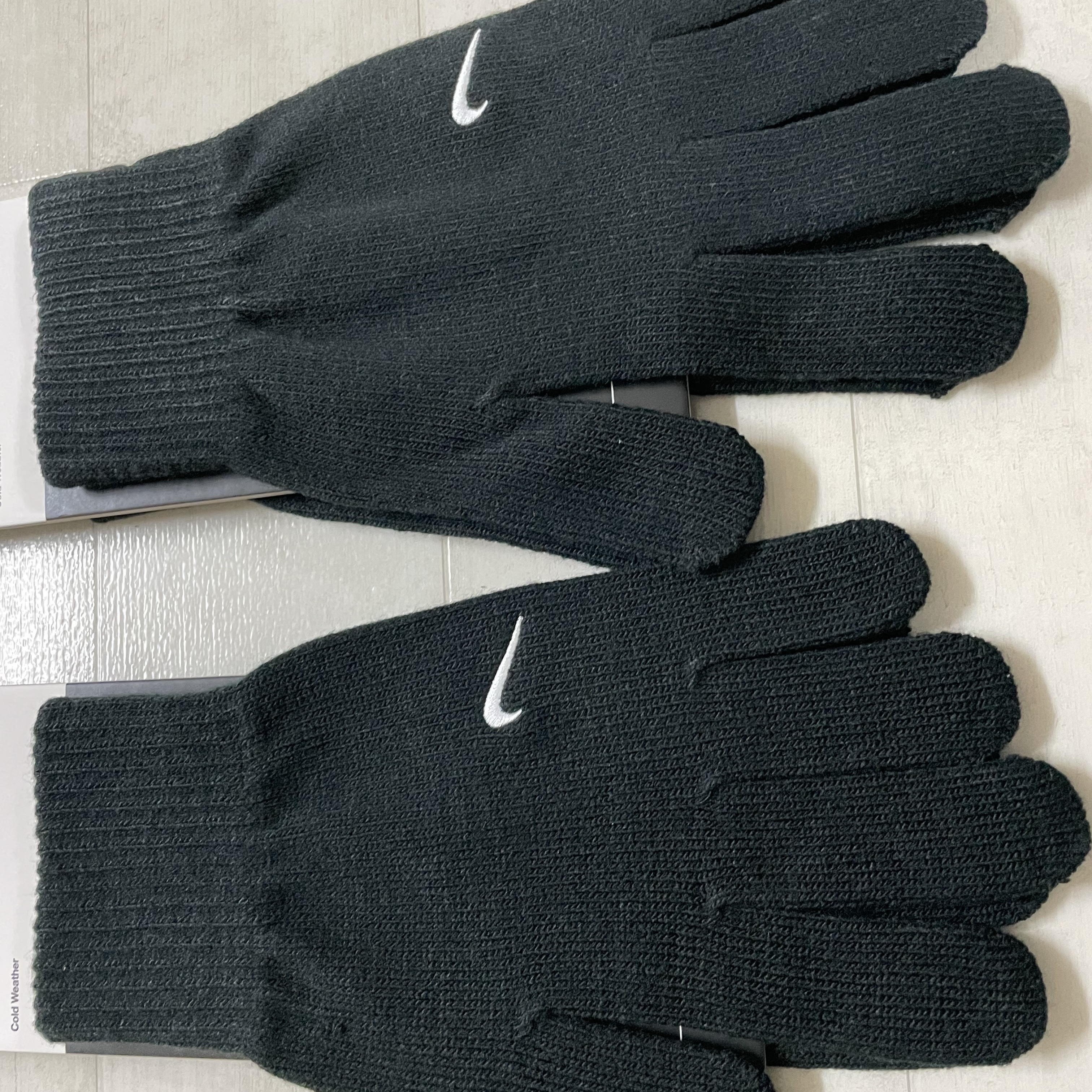 Nike Swoosh Knit Glove 2.0 Black 착용 스타일 - 2
