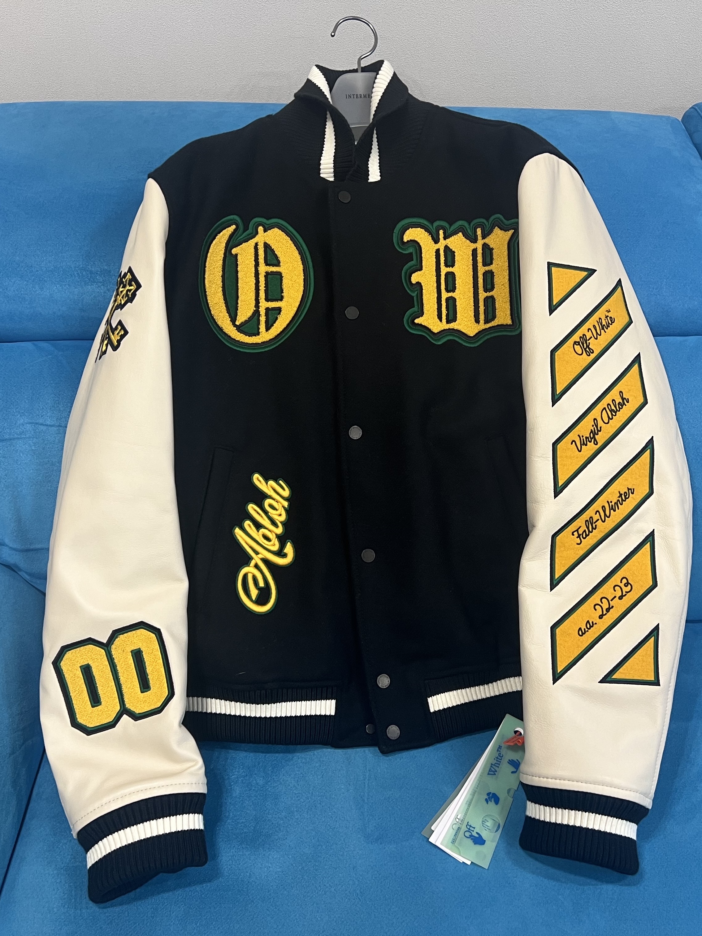 Off-White Graphics Leather Varsity Jacket Black Yellow 착용 스타일 - 1