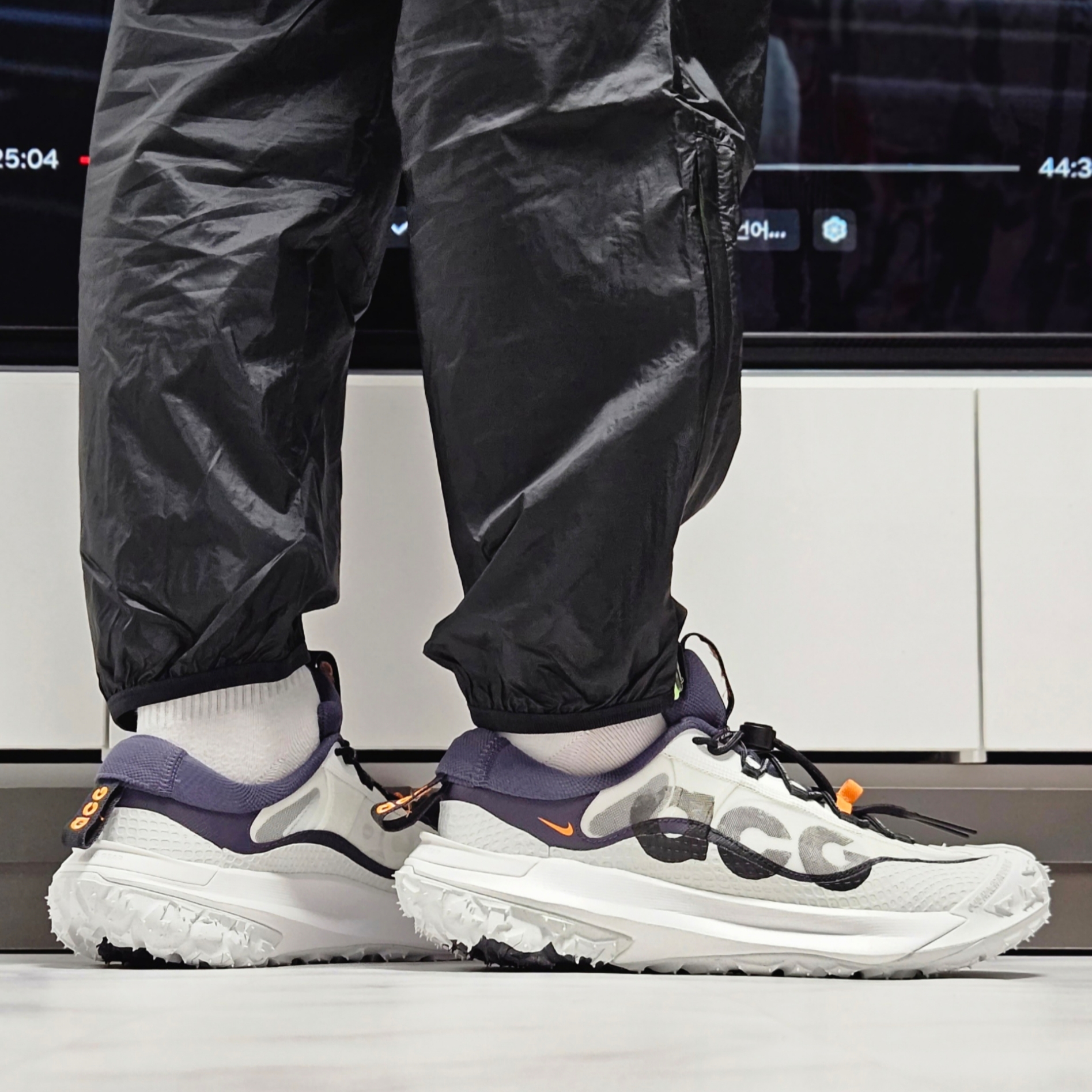 Nike ACG Mountain Fly 2 Low Summit White and Bright Mandarin 착용 스타일 - 2