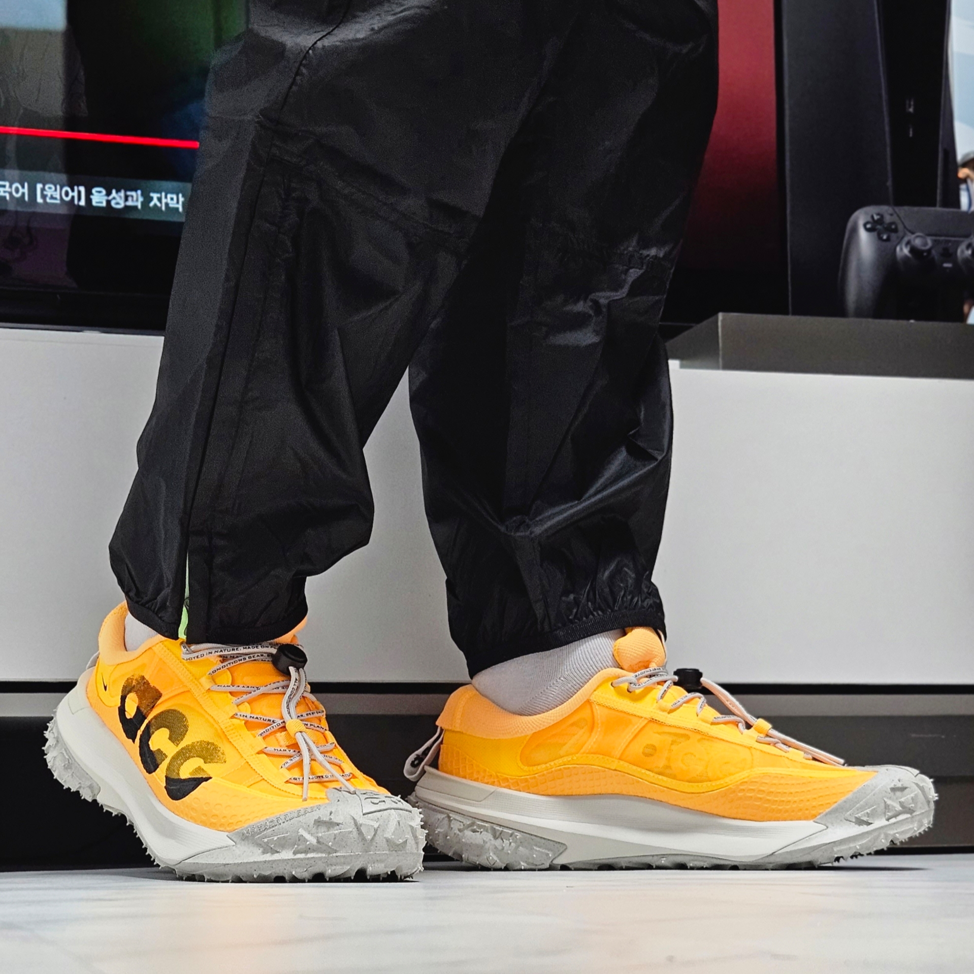 Nike ACG Mountain Fly 2 Low Laser Orange 착용 스타일 - 2
