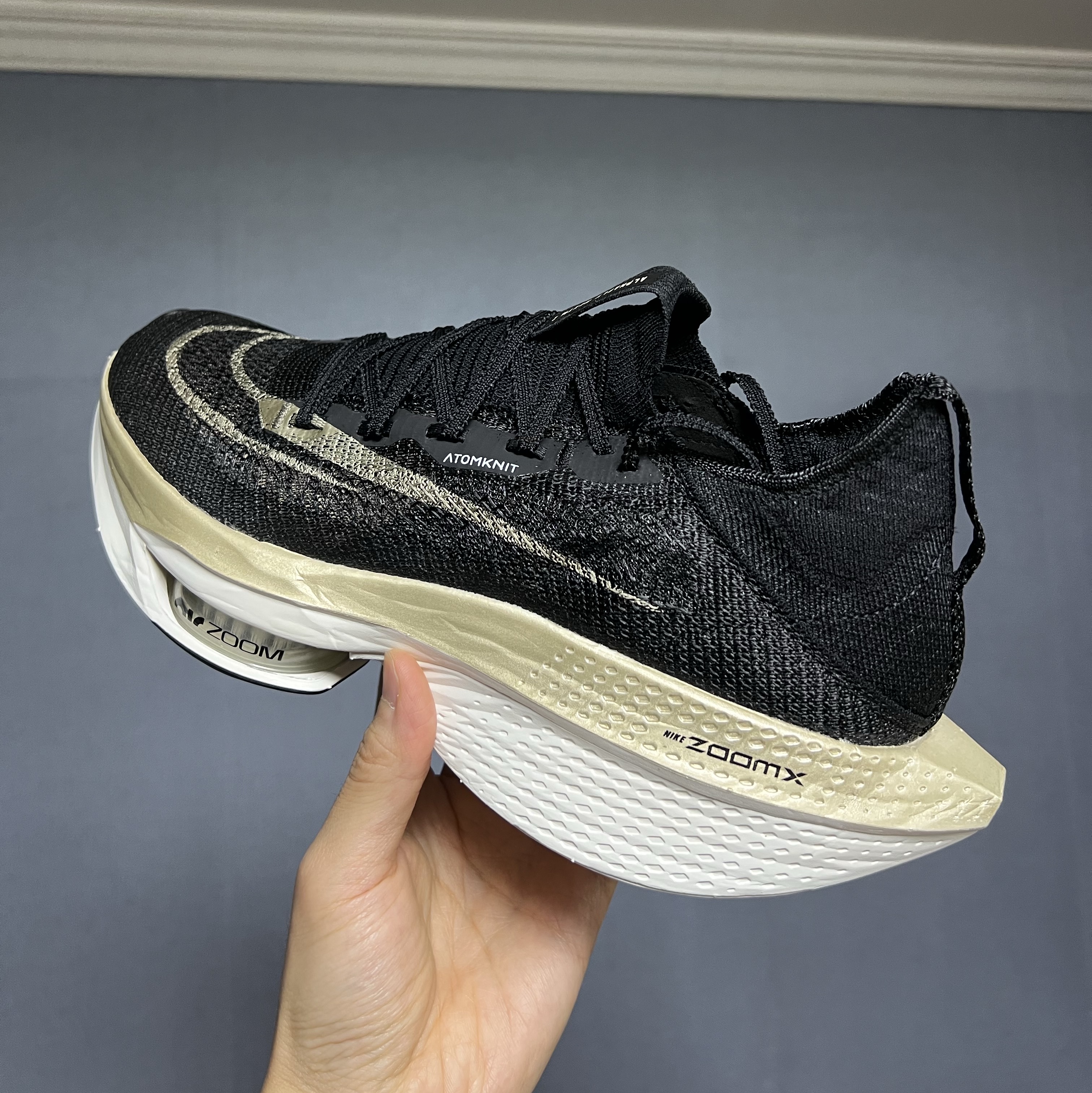 Nike Air Zoom Alphafly Next% 2 Black Metallic Gold Grain 착용 스타일 - 2