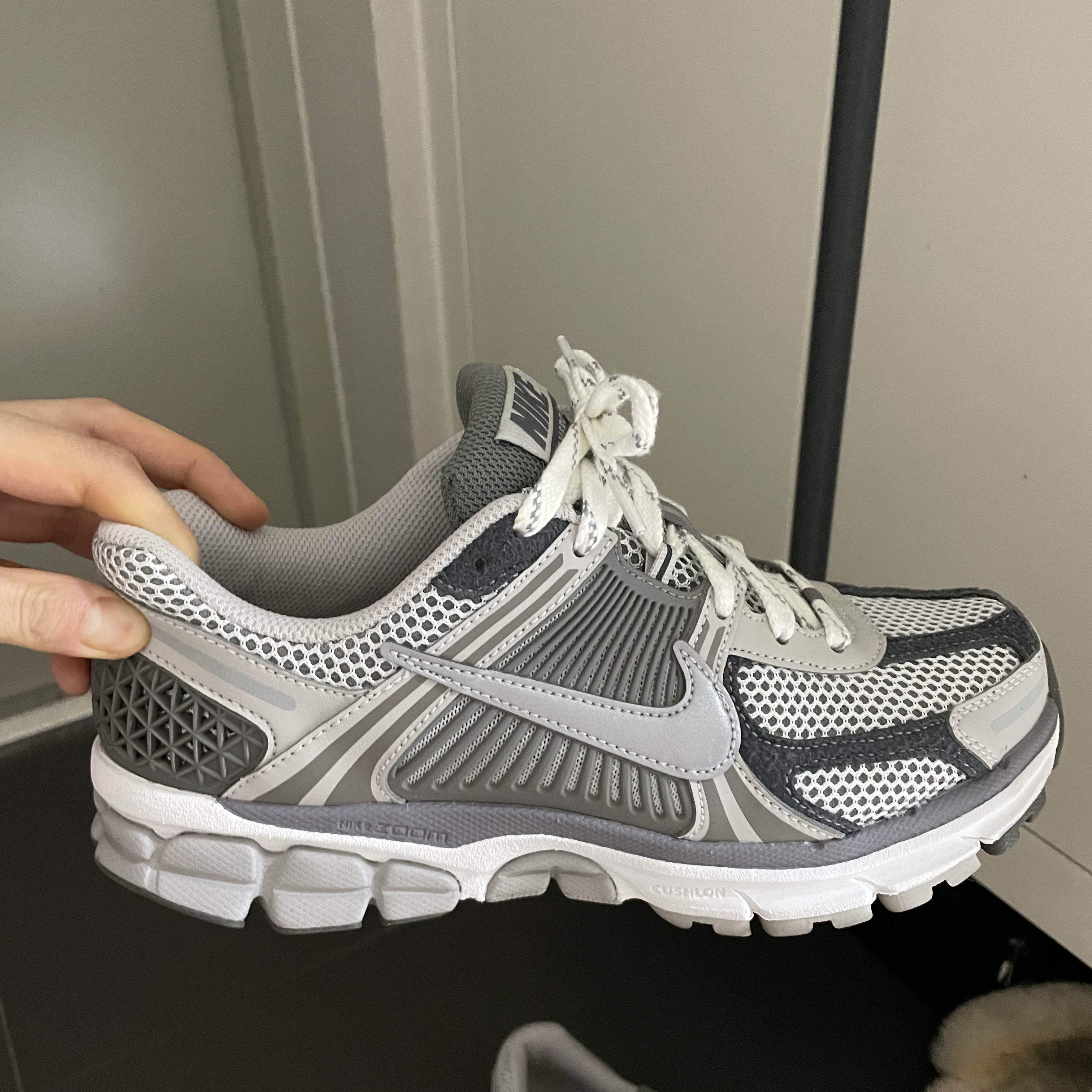 Nike Zoom Vomero 5 PRM Light Iron Ore and Flat Fewter 착용 스타일 - 1