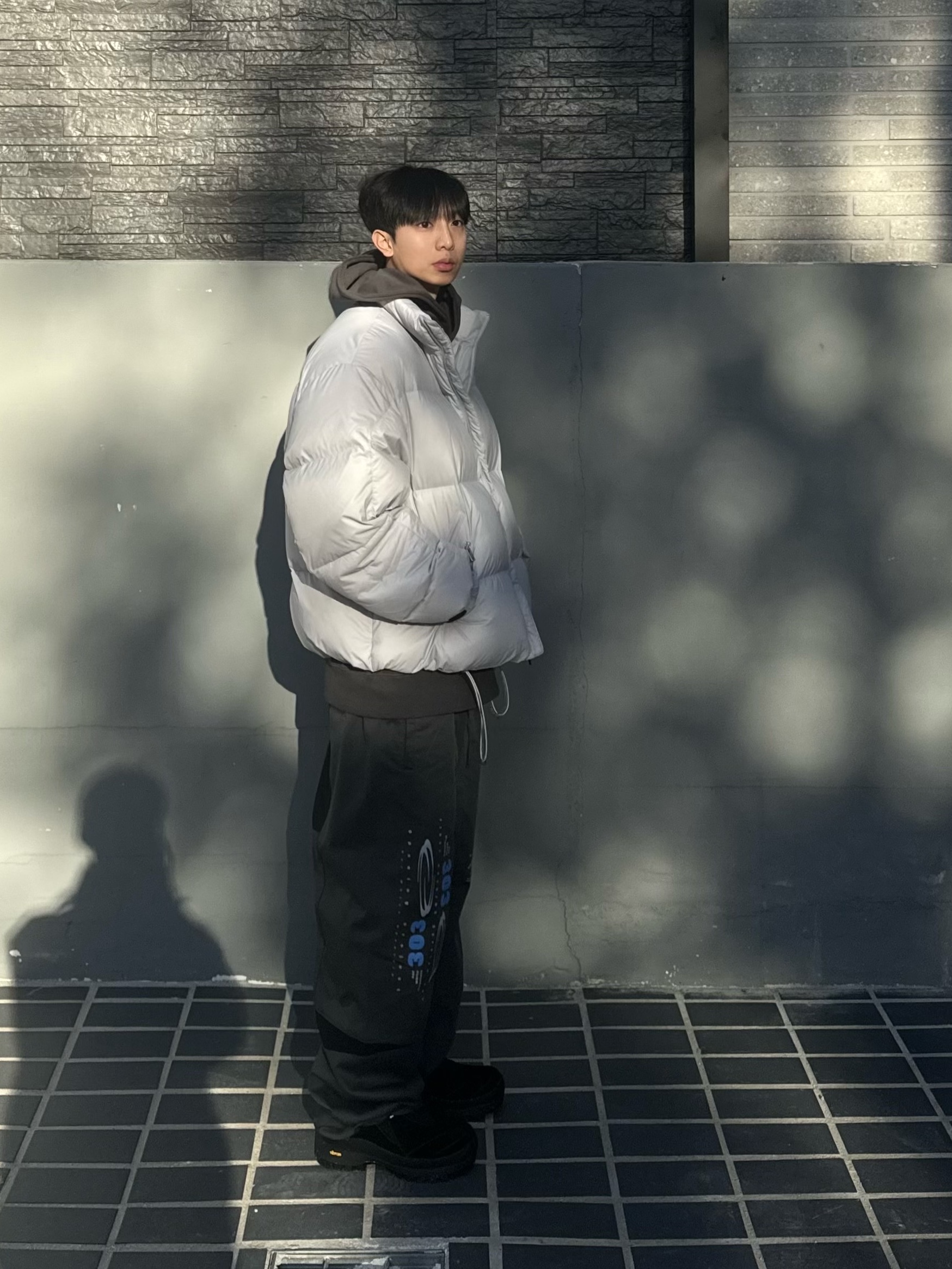 Opening Project Identity Down Jacket Light Grey 착용 스타일 - 4