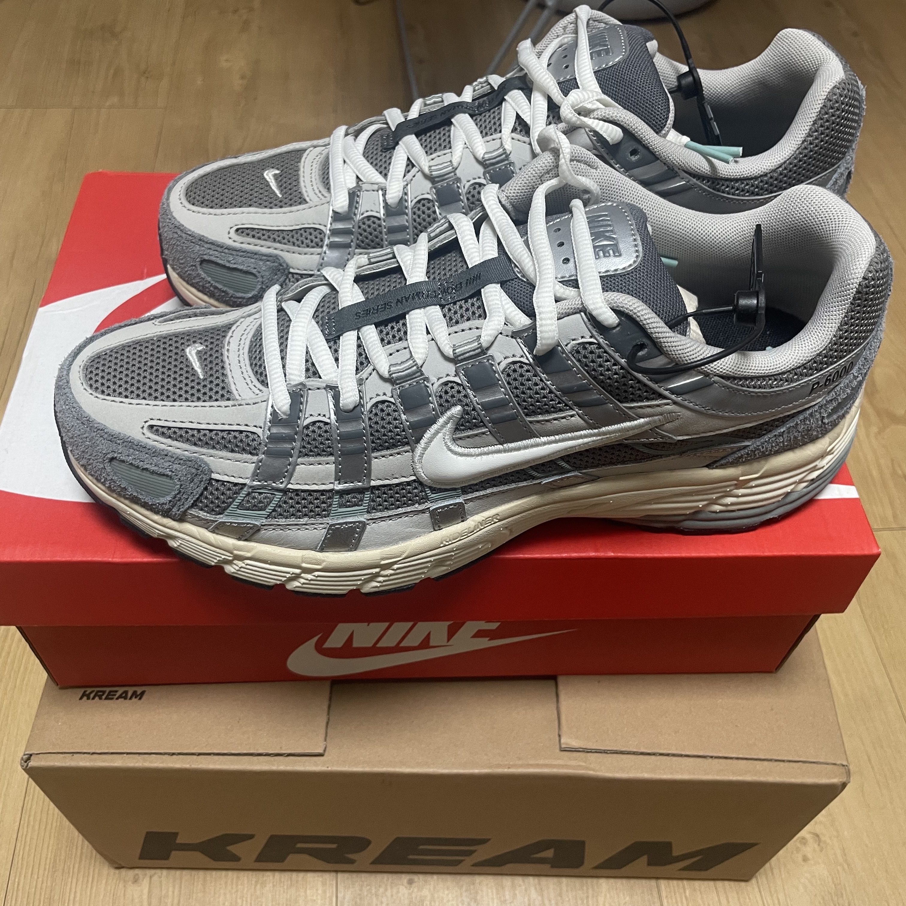 Nike P-6000 Flat Pewter Light Iron Ore 착용 스타일