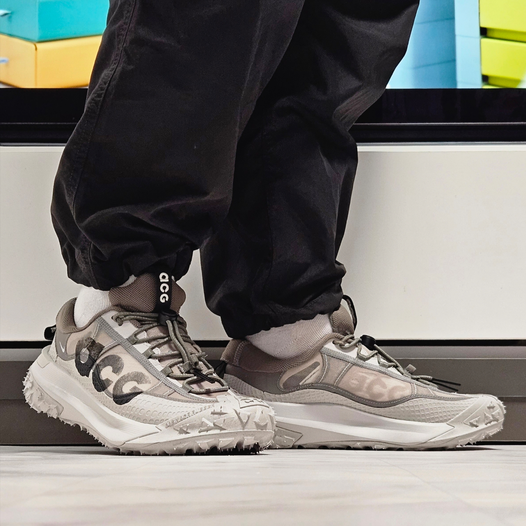 Nike ACG Mountain Fly 2 Low Light Iron Ore Black 착용 스타일 - 4