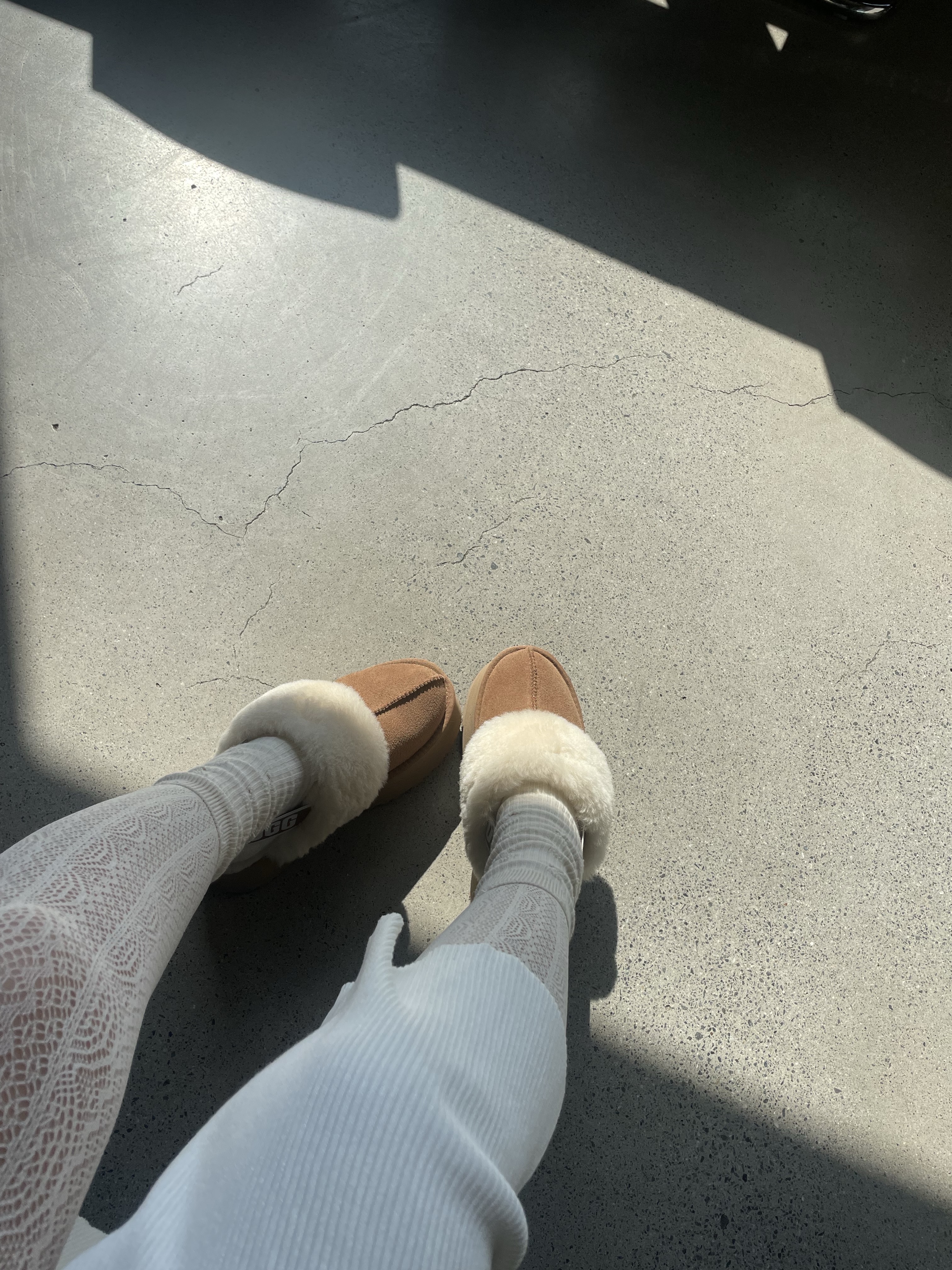 (W) UGG Funkette Slides Chestnut 착용 스타일 - 1