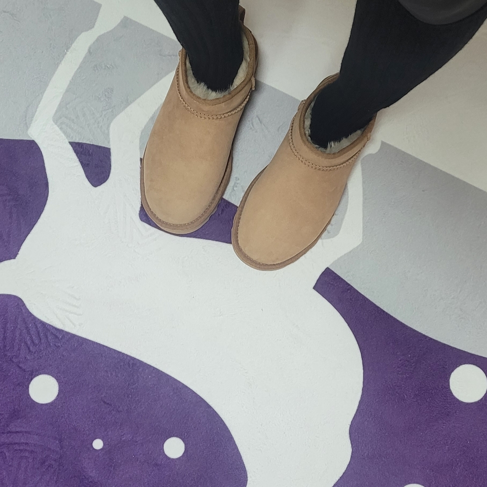 (W) UGG Classic Ultra Mini Boots Chestnut 착용 스타일 - 1