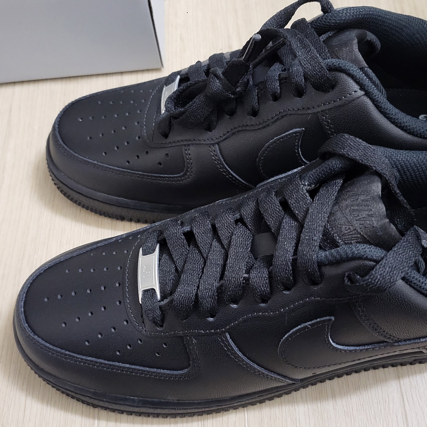 Nike Air Force 1 '07 Low Triple Black 착용 스타일