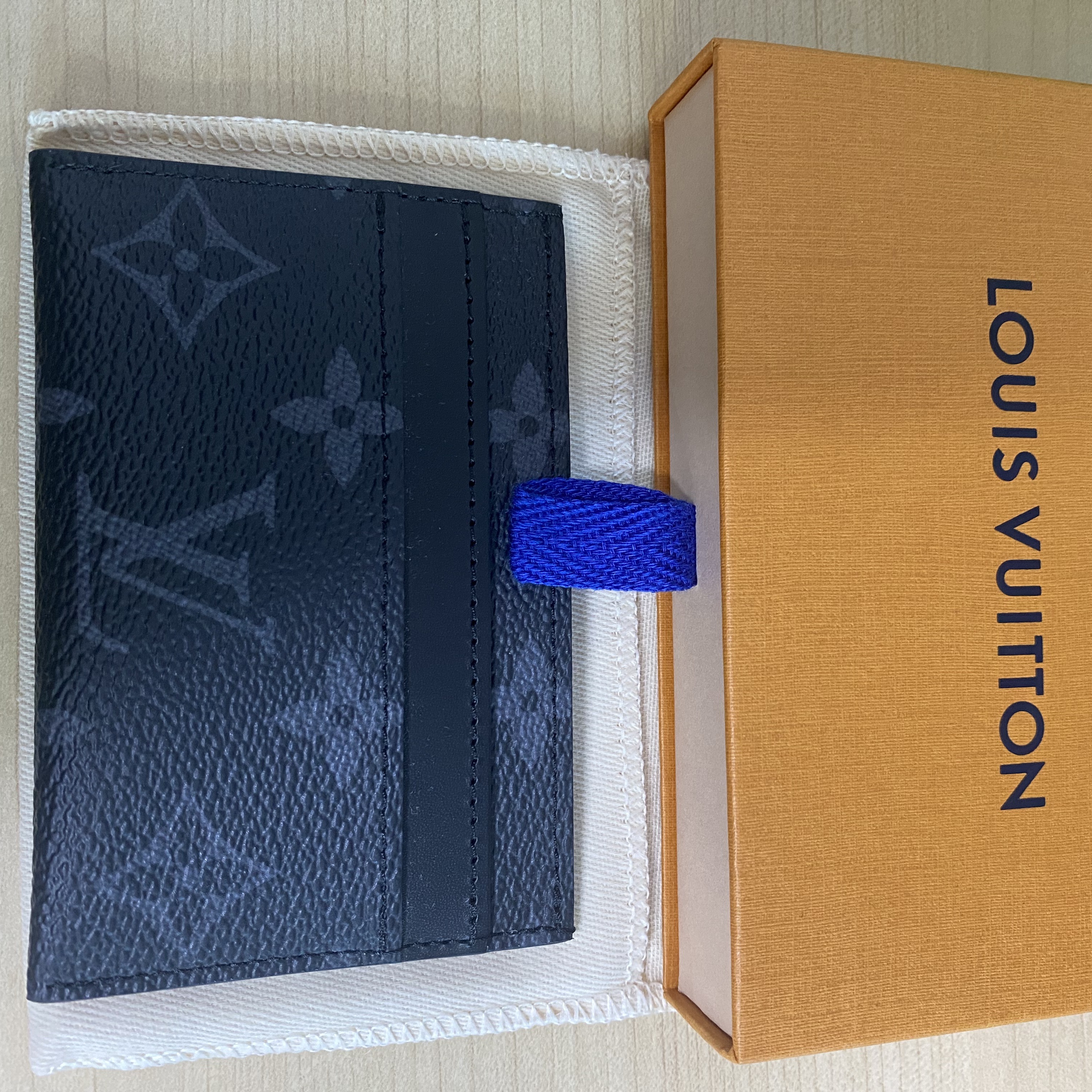 Louis Vuitton Double Card Holder Monogram Eclipse 착용 스타일