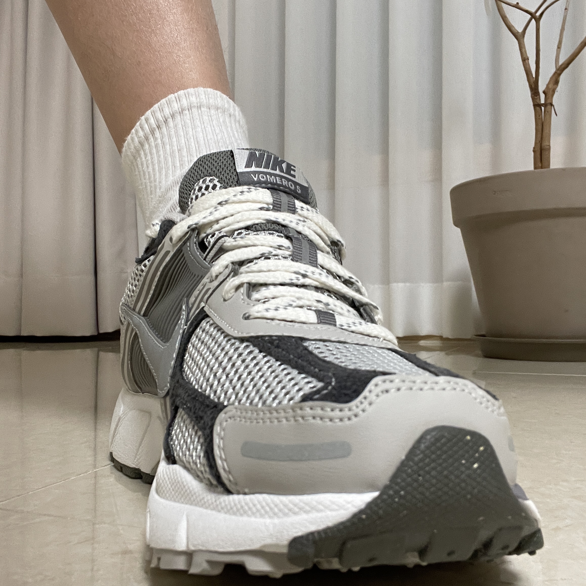 Nike Zoom Vomero 5 PRM Light Iron Ore and Flat Fewter 착용 스타일 - 3
