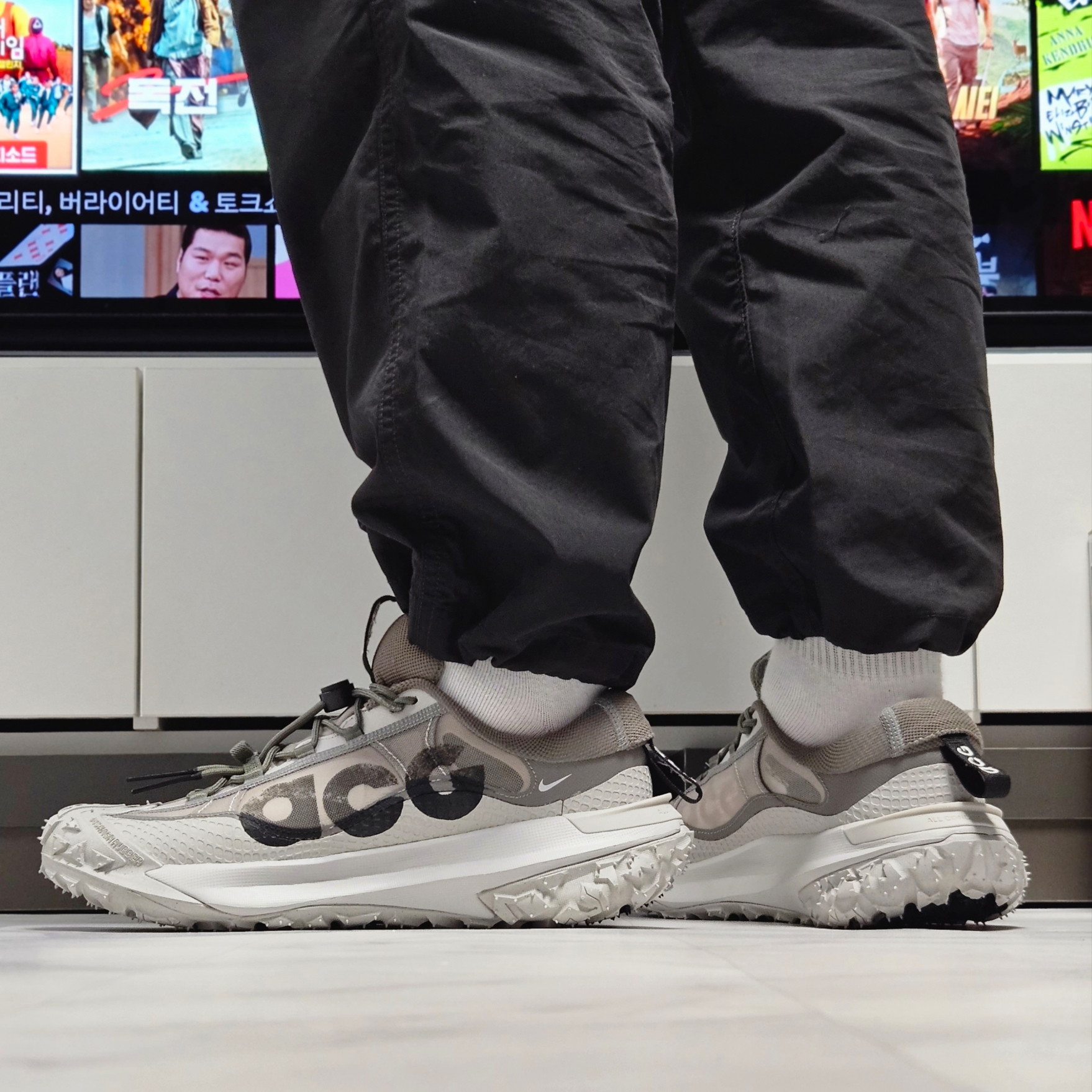 Nike ACG Mountain Fly 2 Low Light Iron Ore Black 착용 스타일 - 1