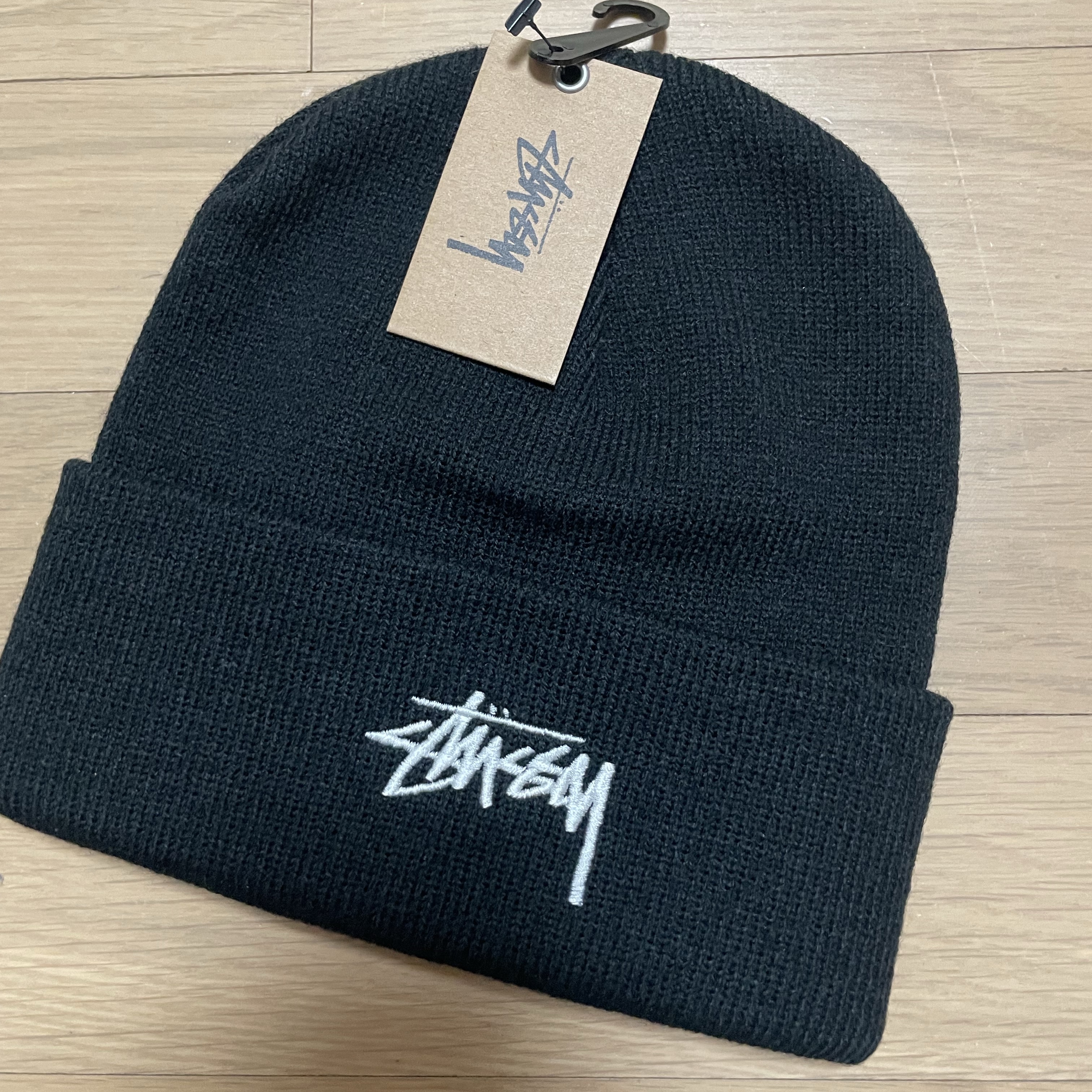 Stussy Stock Cuff Beanie Black 착용 스타일 - 1
