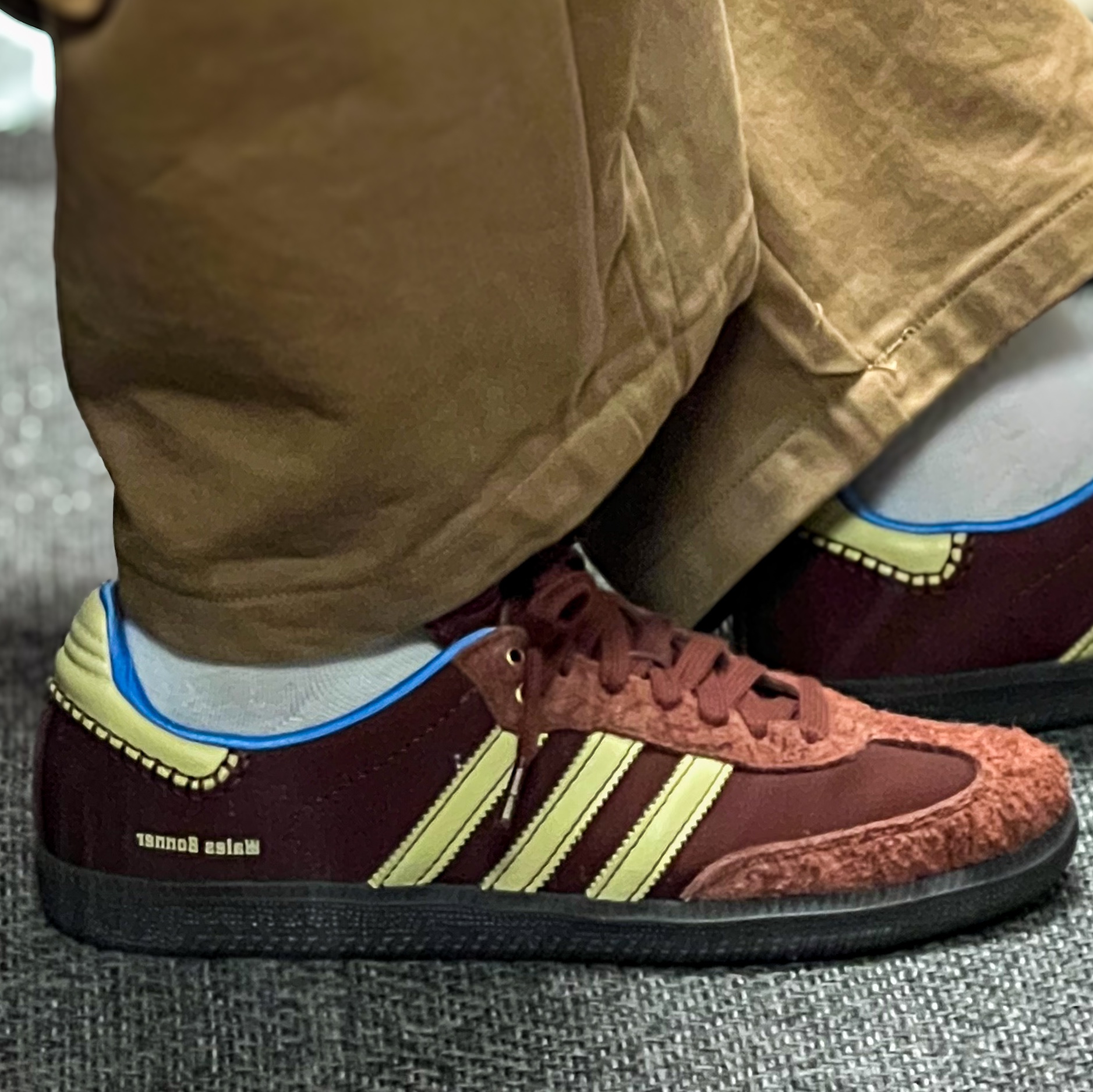 Adidas x Wales Bonner Nylon Samba Fox Brown Sandy Beige, Waviness Oblique Curved Chino Pants Sand Camel 착용 스타일 - 2