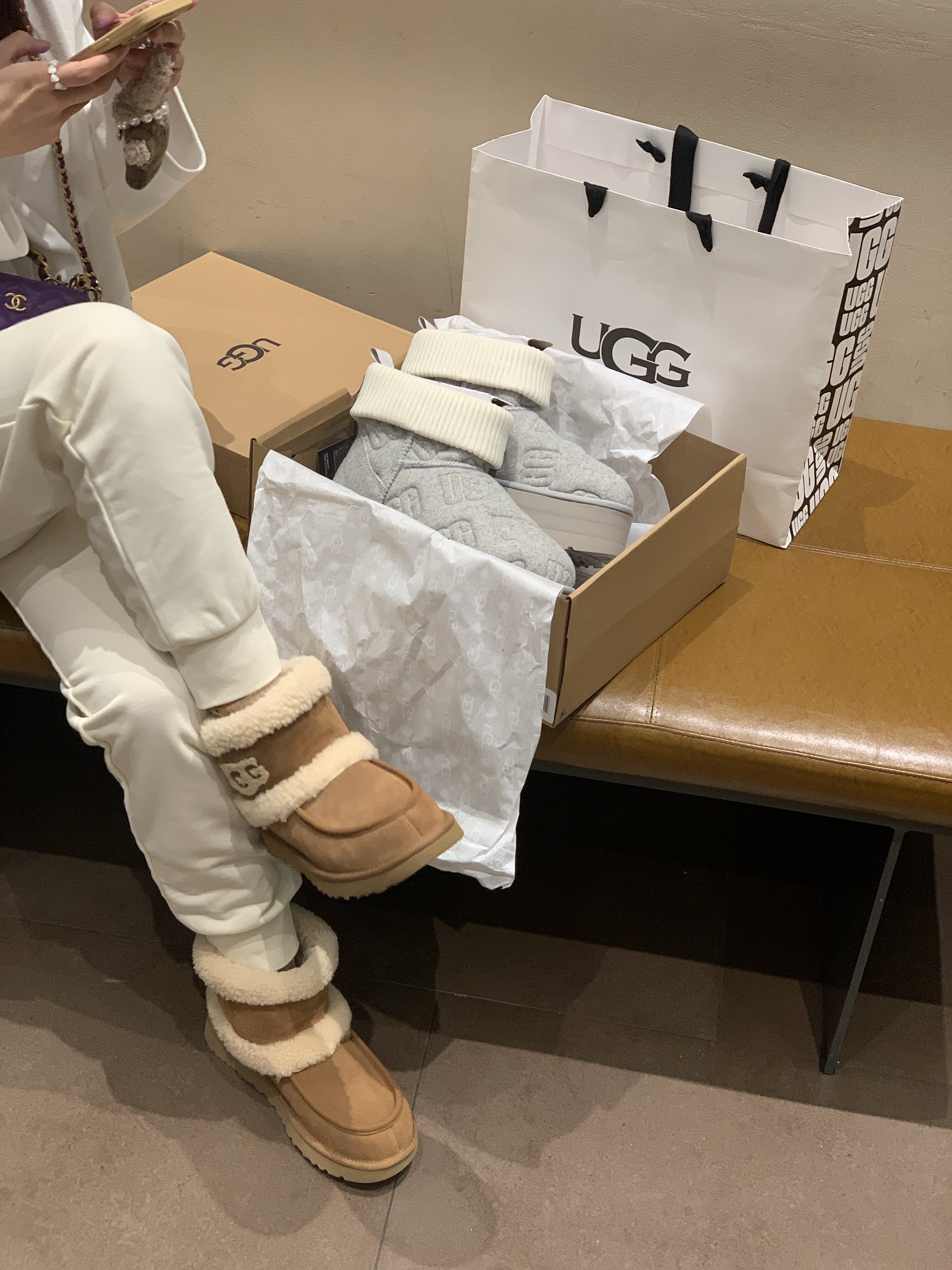 (W) UGG Ultra Mini UGG Fluff Chestnut 착용 스타일 - 1