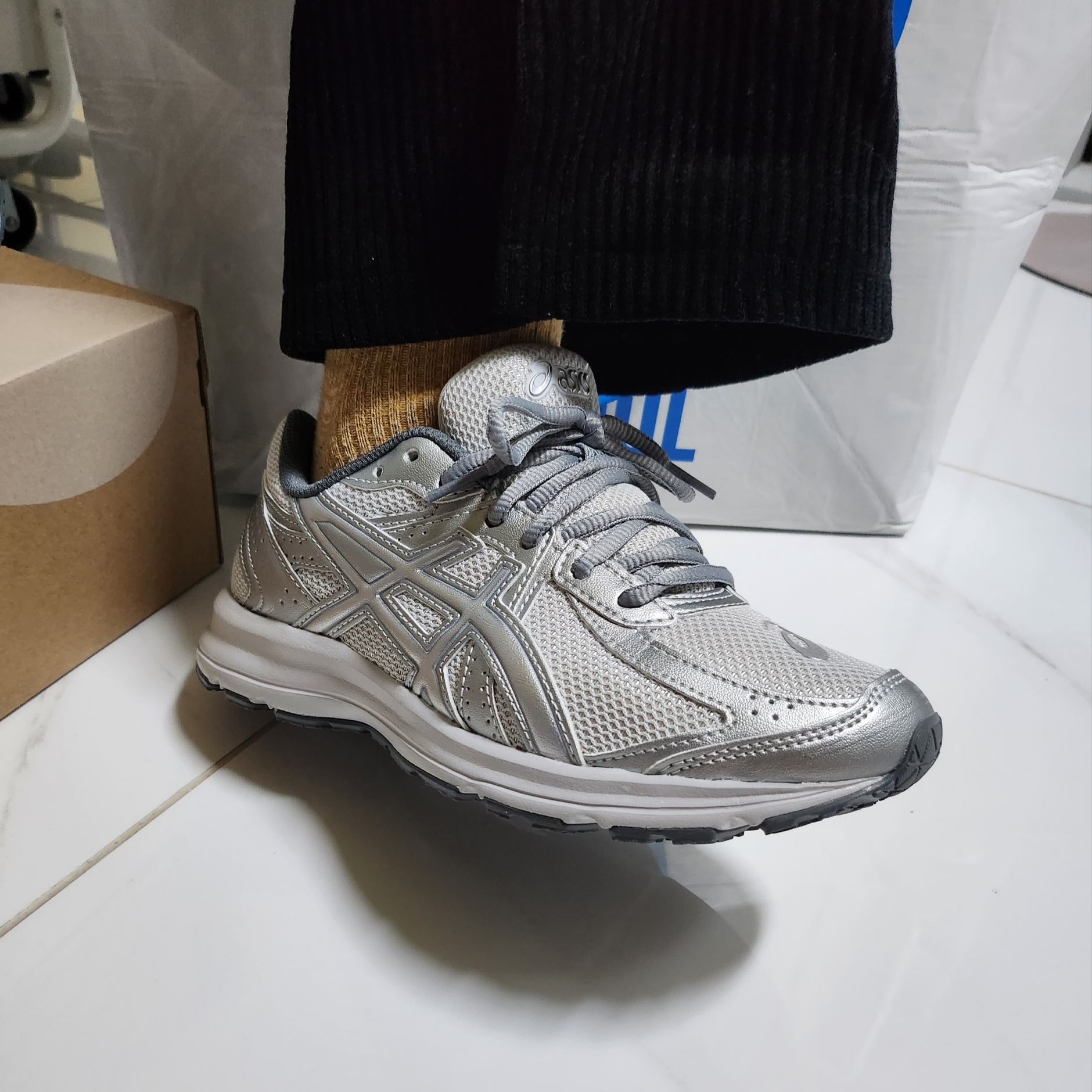 Asics Jog 100 S SMU Glacier Grey Pure Silver - 2E Wide 착용 스타일 - 1