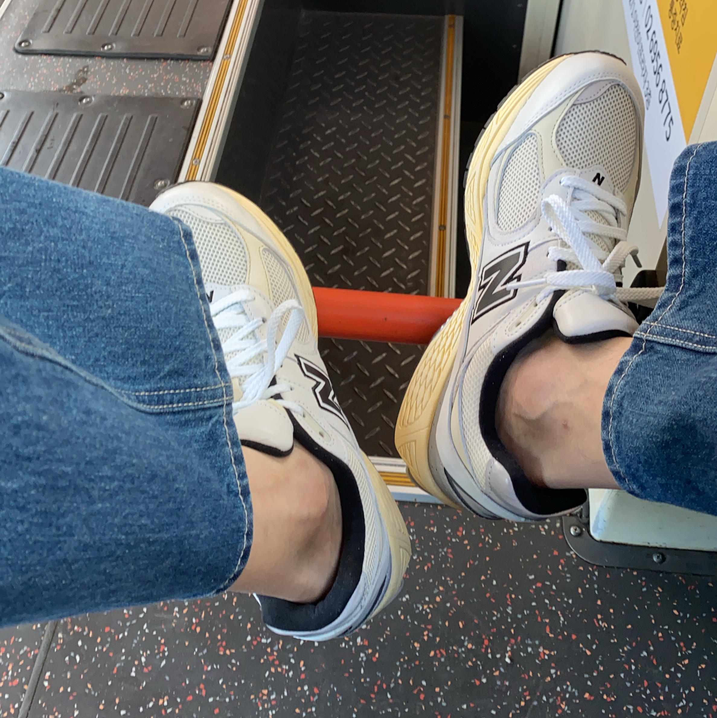 New Balance x Thisisneverthat 2002R White 착용 스타일
