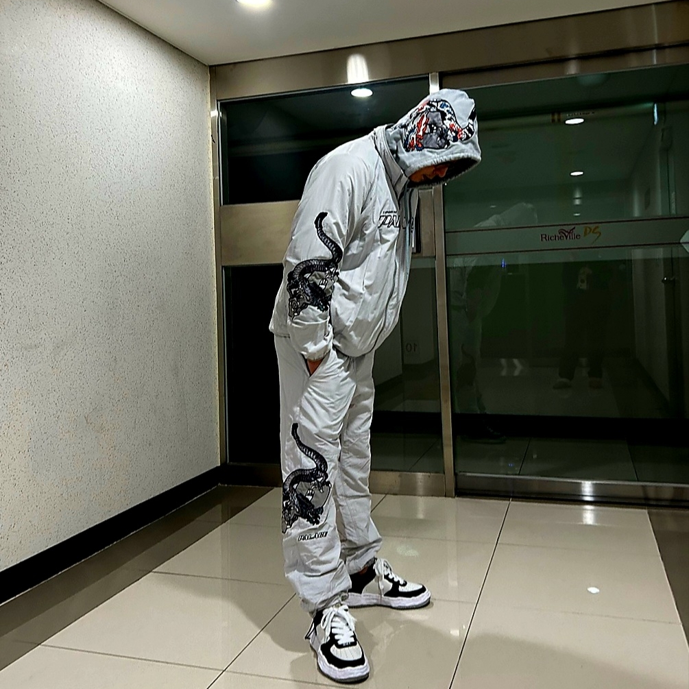 Palace Dragon P-3 Hood Grey - 22FW, Palace Enter The Dragon Joggers Light Grey - 20FW 착용 스타일 - 1