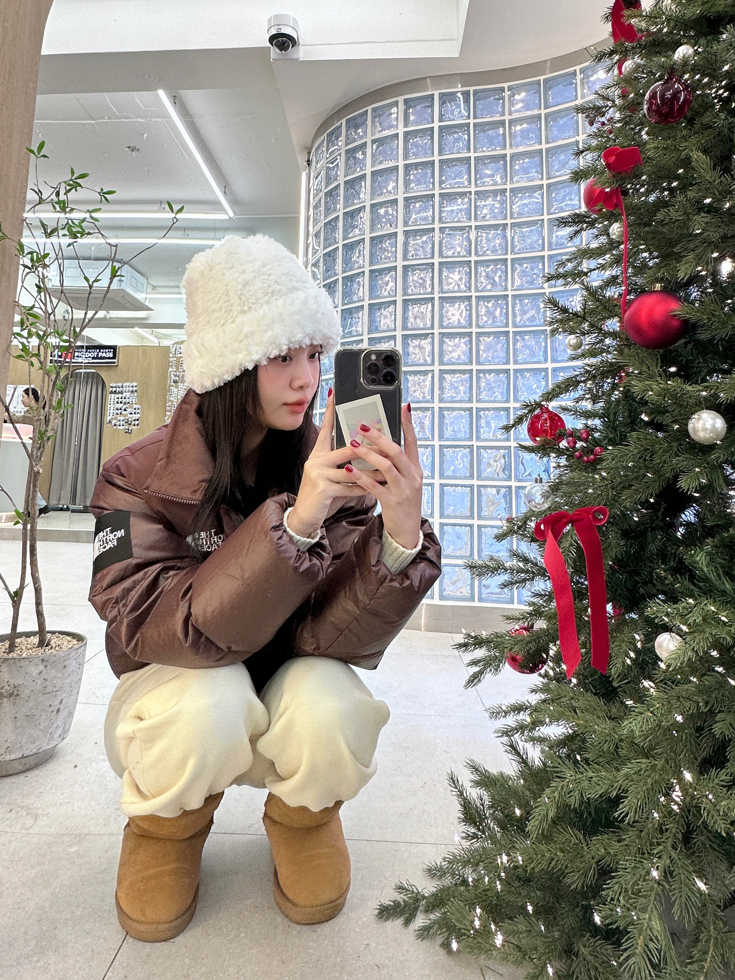 (W) The North Face White Label Novelty Nuptse Down Jacket Cocoa Brown, (W) UGG Classic Mini II Boots Chestnut 착용 스타일 - 1