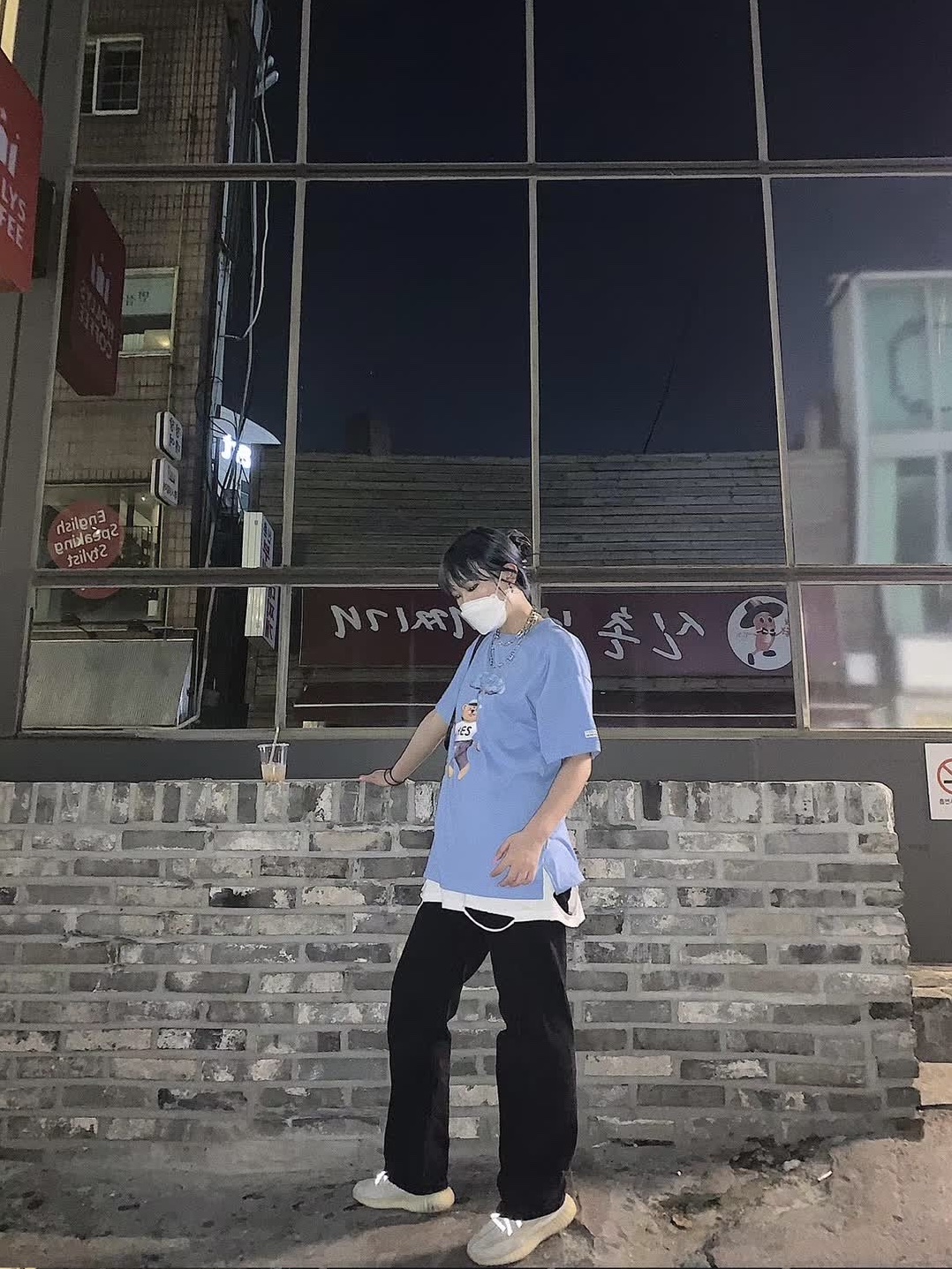 Adidas Yeezy Boost 350 V2 Bone 착용 스타일