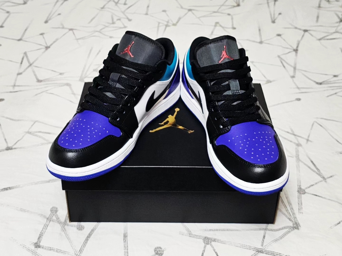 Jordan 1 Low Court Purple Tropical Twist 착용 스타일 - 3