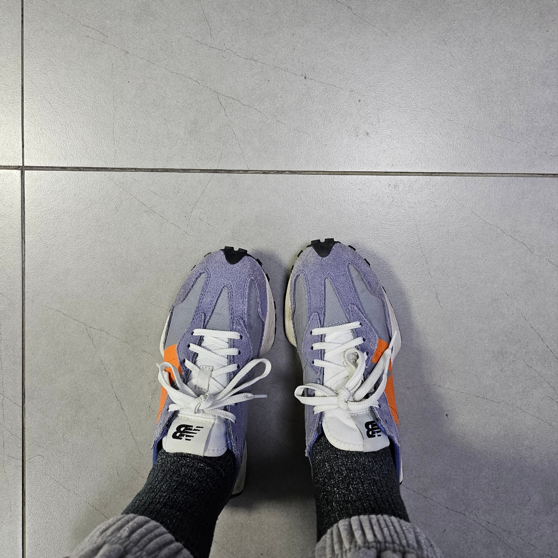 (W) New Balance 327 Magnetic Blue Varsity Orange 착용 스타일 - 2