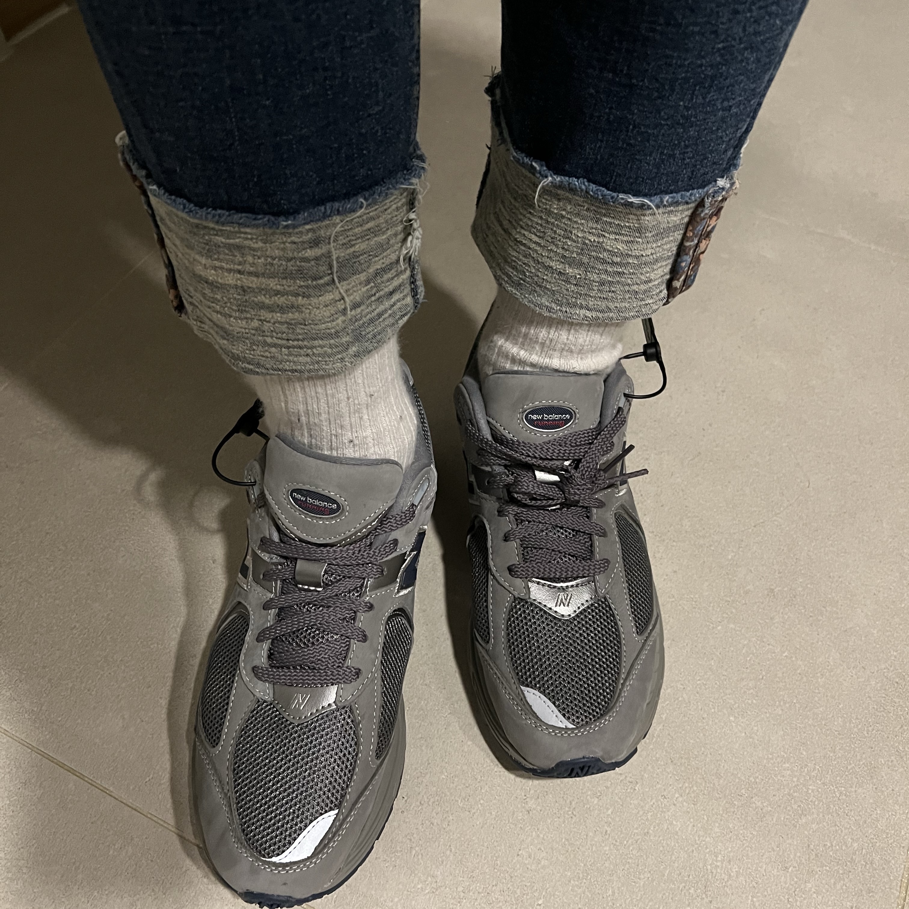 New Balance 2002R Gray 착용 스타일 - 1