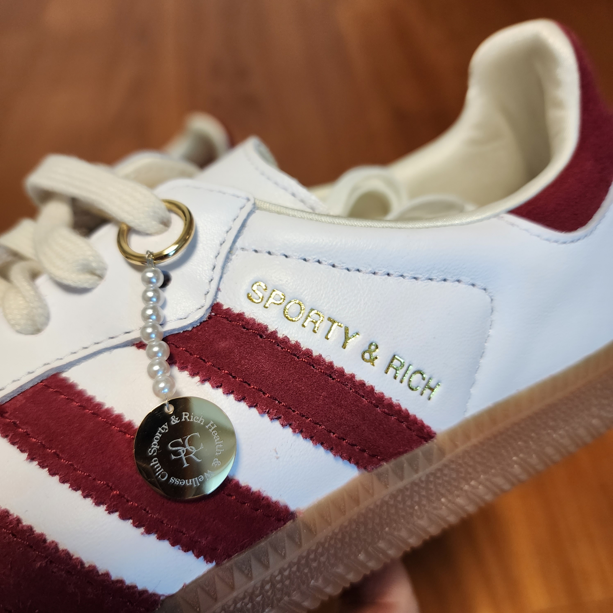 Adidas x Sporty & Rich Samba OG Cloud White Collegiate Burgundy 착용 스타일 - 4