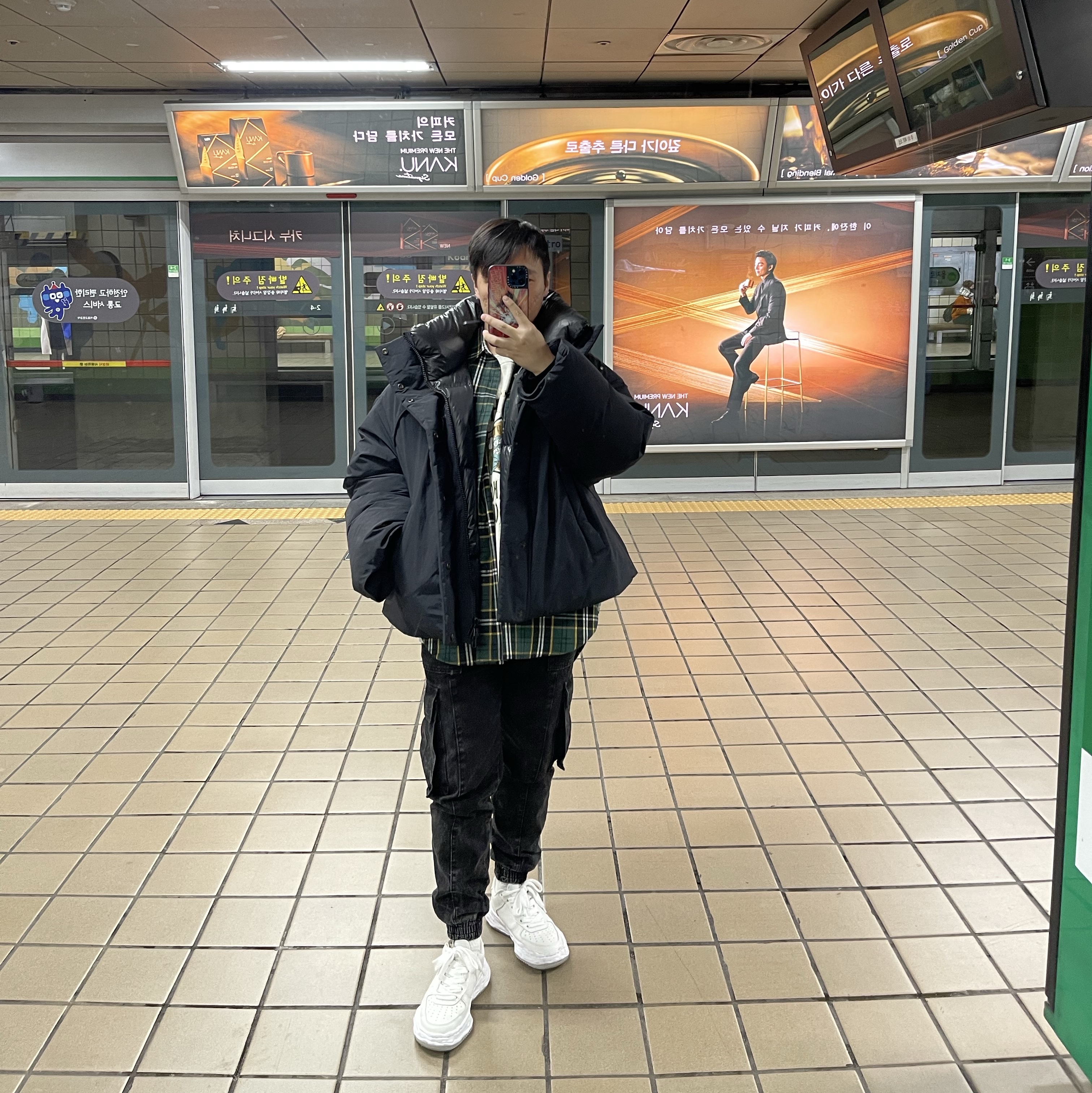 Maison Mihara Yasuhiro Wayne OG Sole Leather Low-top Sneakers White, Juun.J Hooded Short Puffer Down Jacket Black - 23FW 착용 스타일