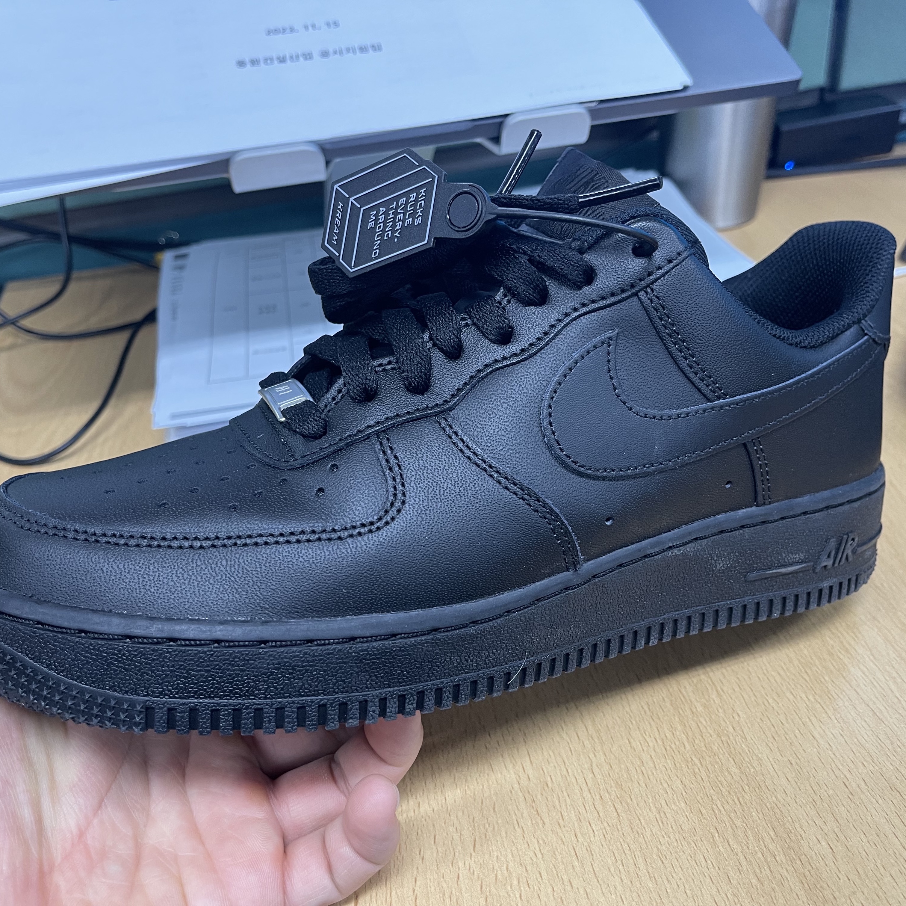 Nike Air Force 1 '07 Low Triple Black 착용 스타일