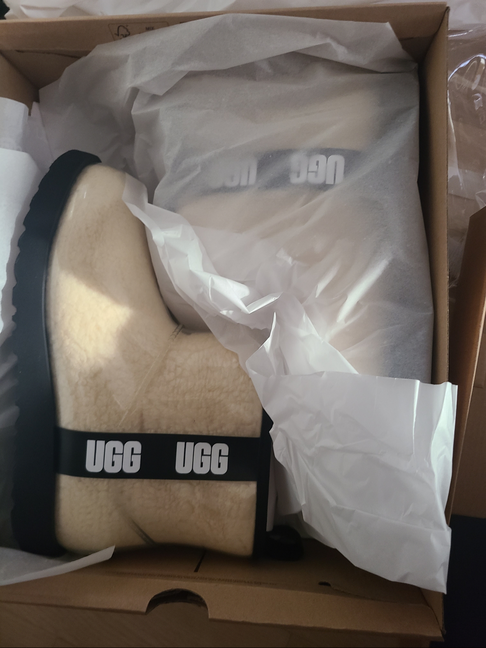 (Kids) UGG Classic Clear Mini II Natural Black 착용 스타일