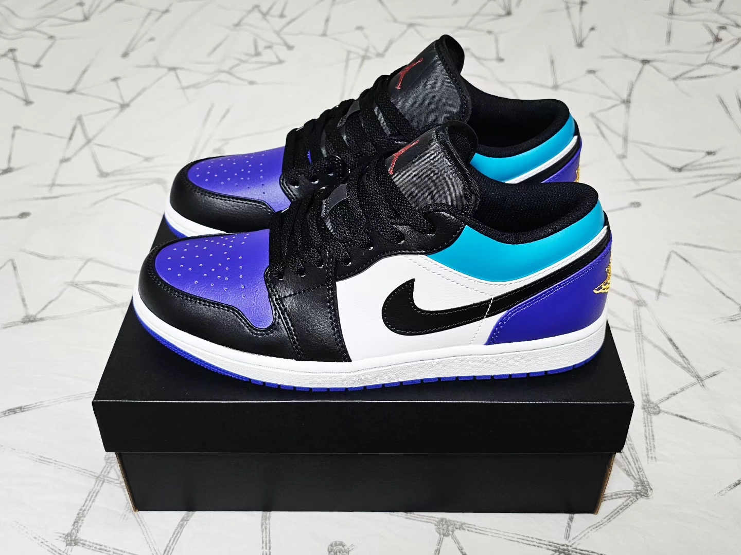 Jordan 1 Low Court Purple Tropical Twist 착용 스타일 - 2