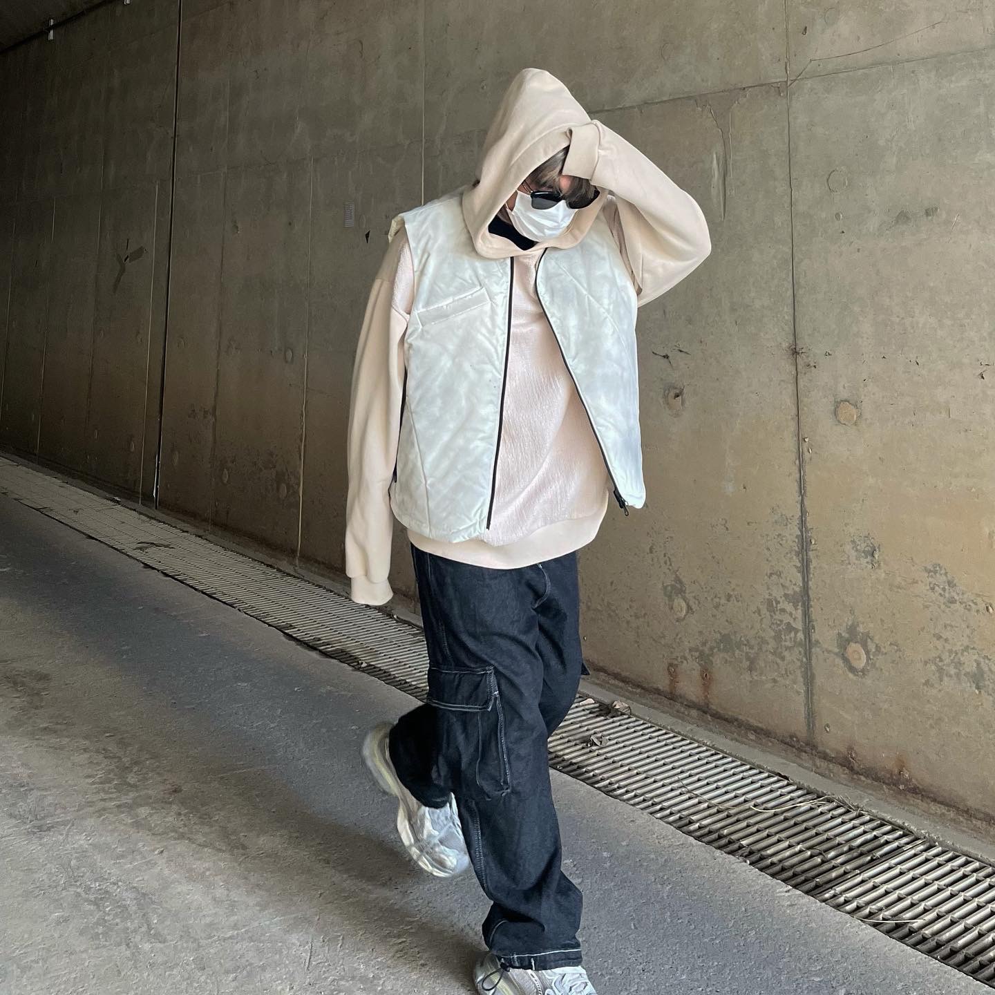 Balenciaga 3XL Sneakers Light Beige 착용 스타일 - 2