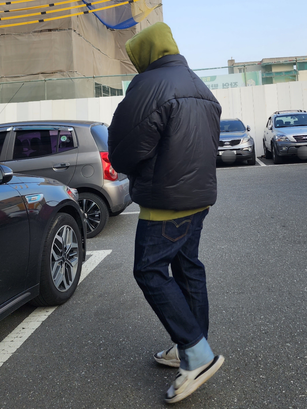 Yeezy Gap Engineered By Balenciaga Round Jacket 2 Black 착용 스타일