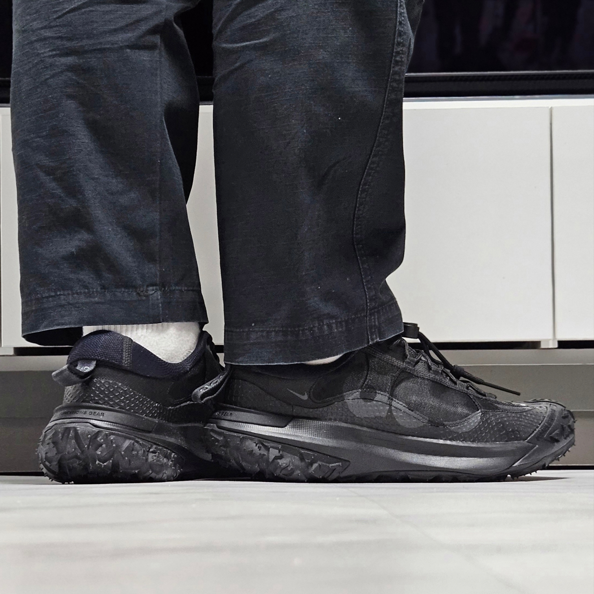 Nike ACG Mountain Fly 2 Low Black 착용 스타일 - 1