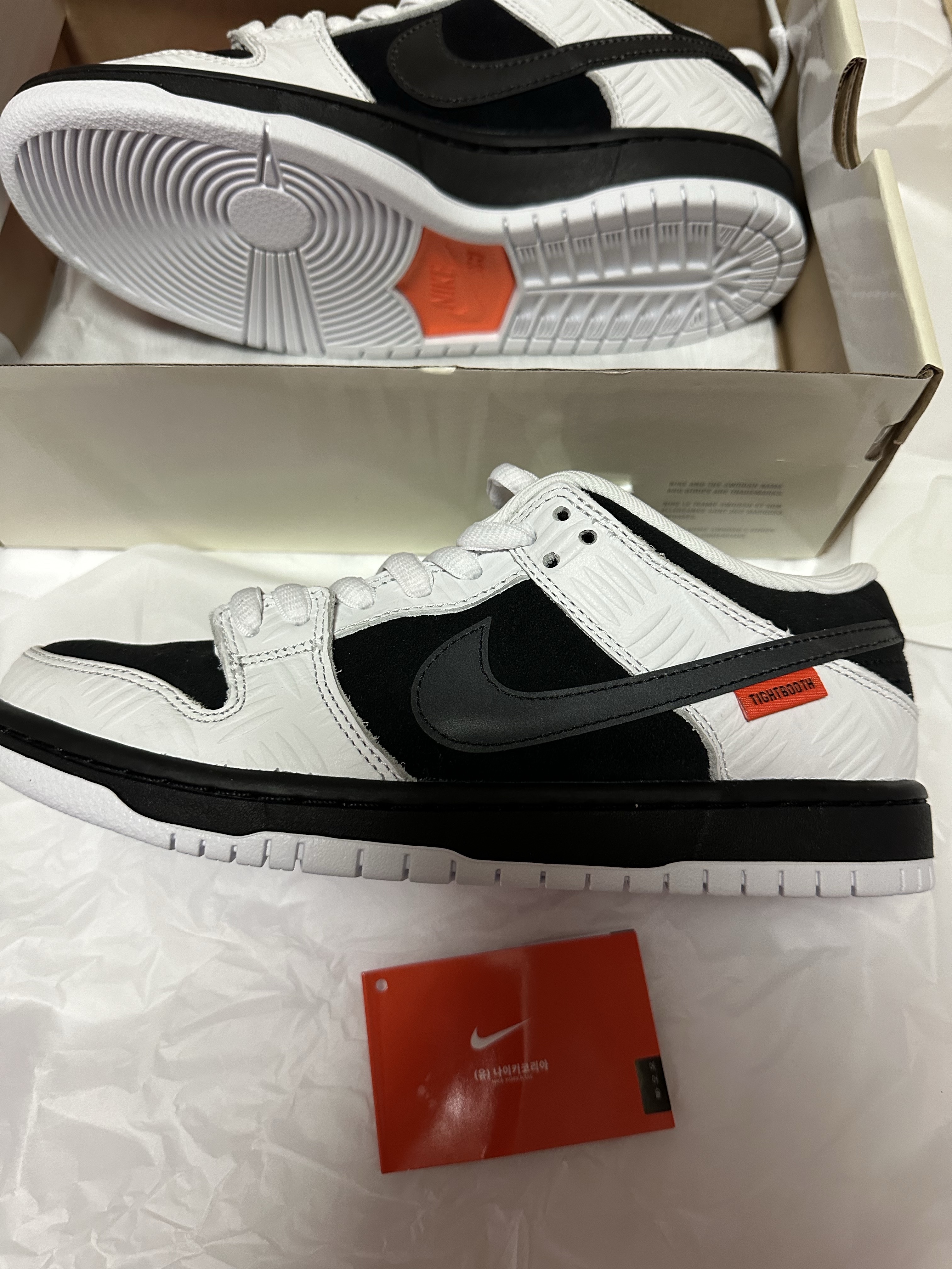 Nike x Tightbooth SB Dunk Low Pro Black and White 착용 스타일 - 4